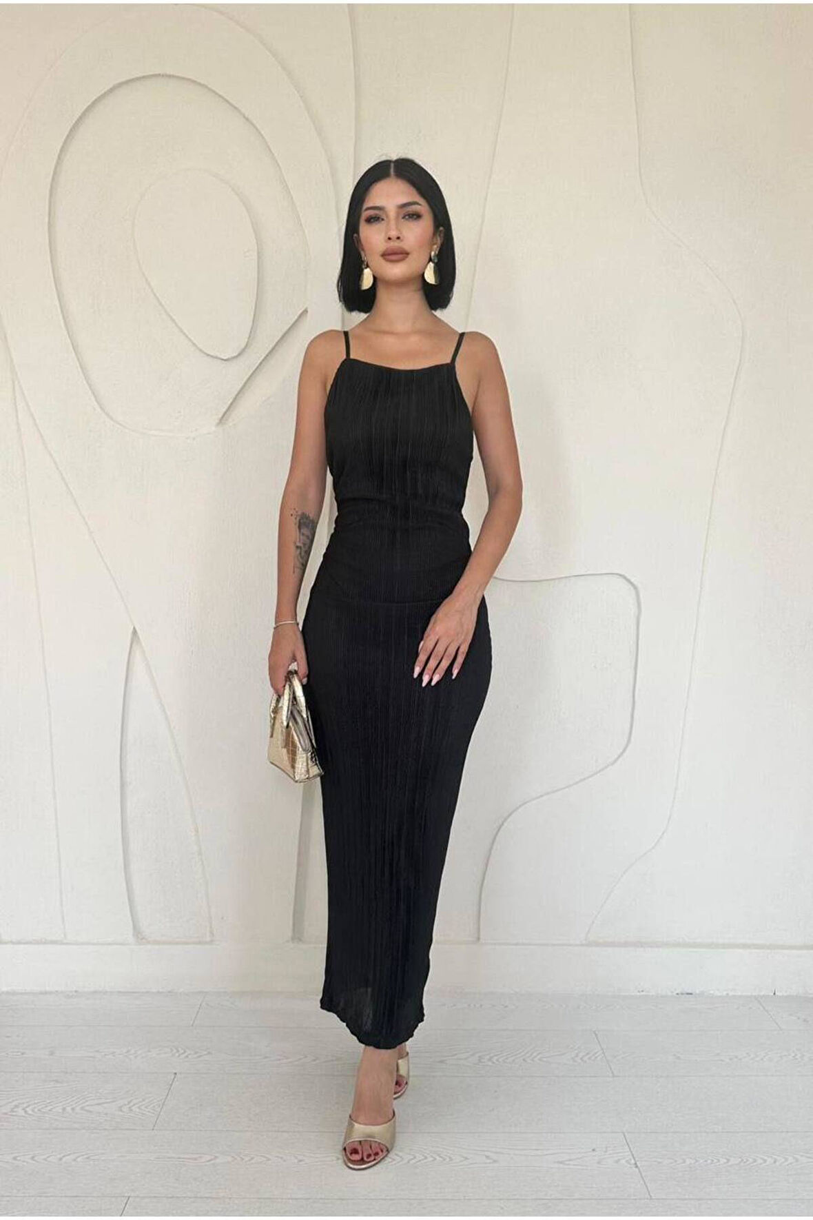 Halter yaka piliseli arkadan yırtmaçlı elbise