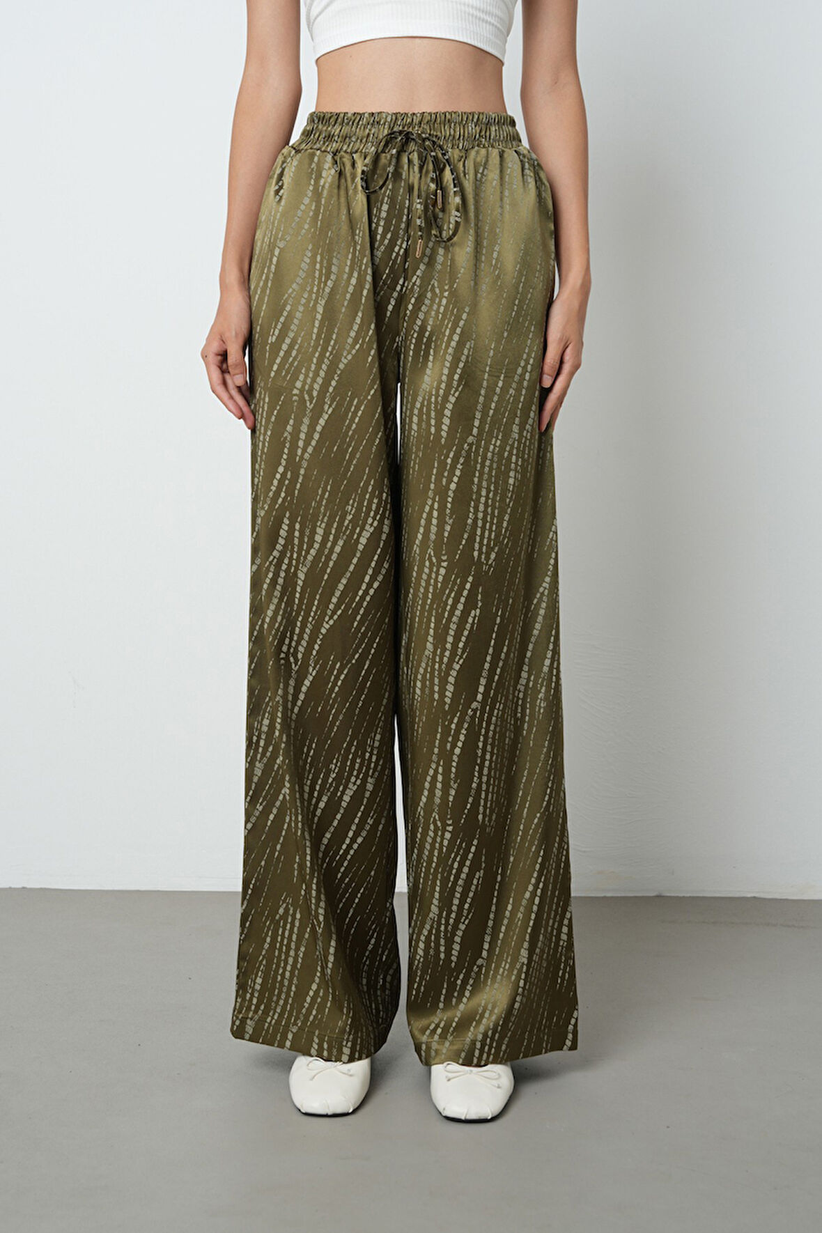 Kadın Haki Desenli Bol Paça Beli Lastikli Bağcıklı Pantolon