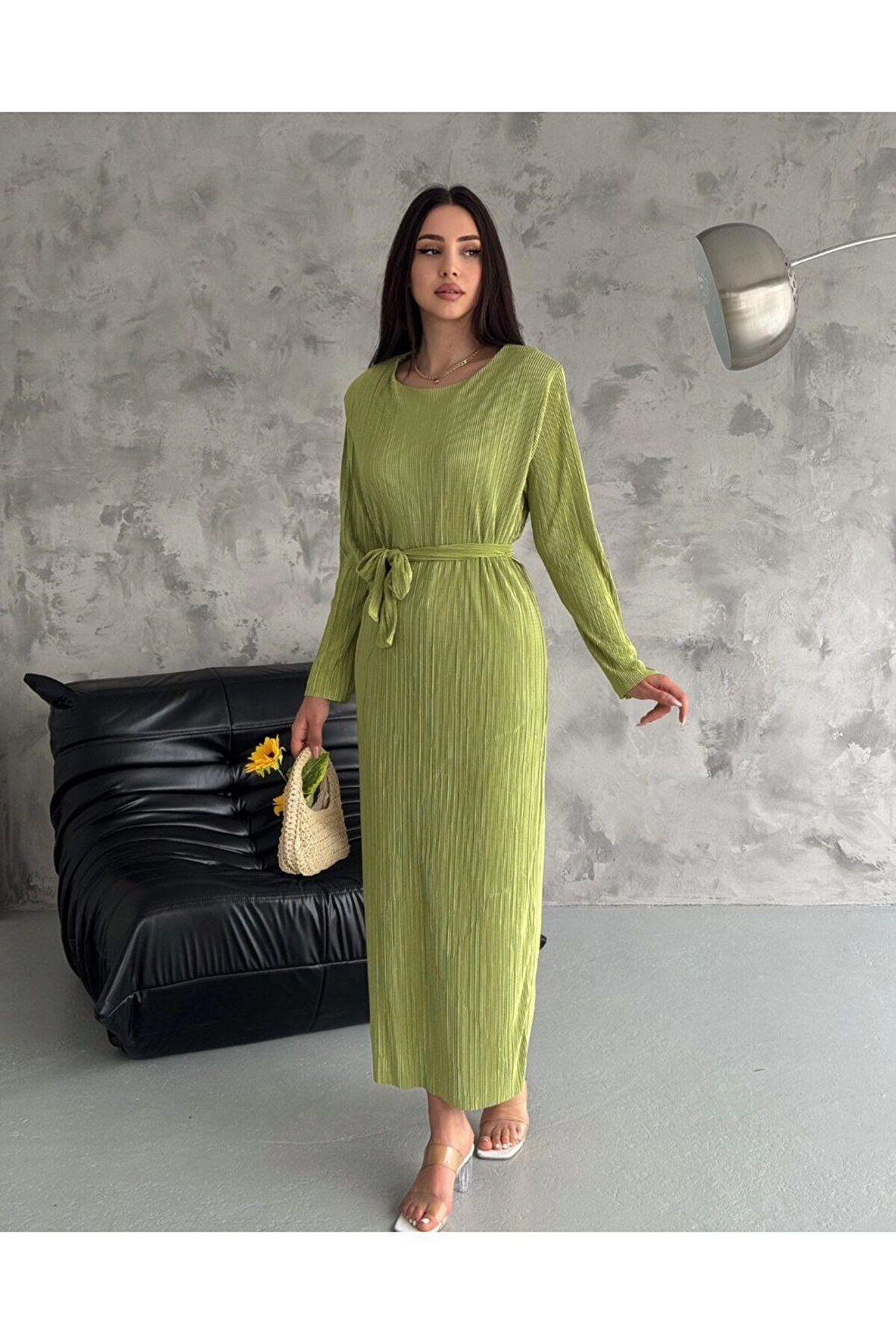 Uzunkollu piliseli elbise