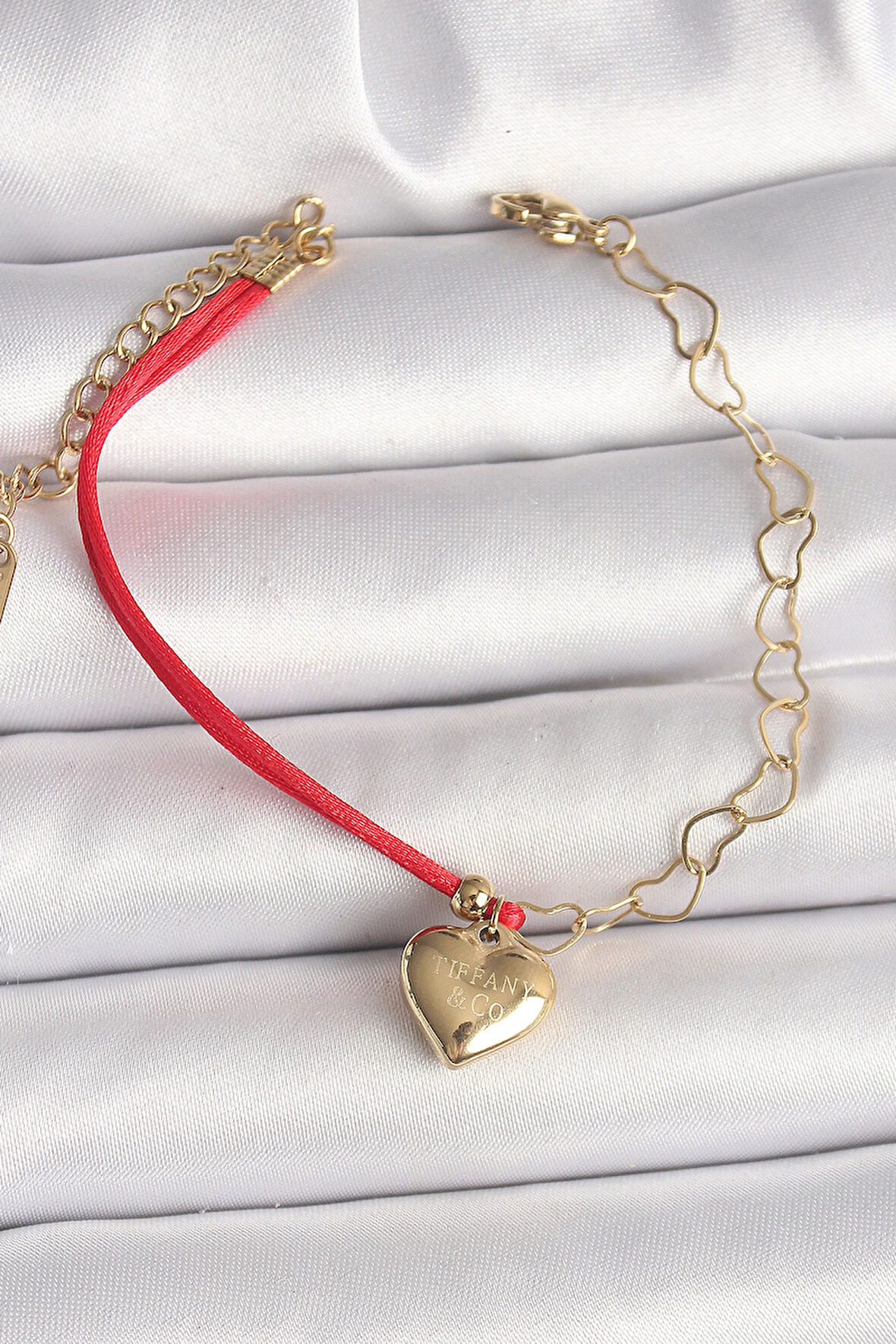 HEYF 316L Çelik Gold Renk Zincir Kırmızı İp Model Sallantı Kalp Figür İşleme Detaylı Kadın Bileklik