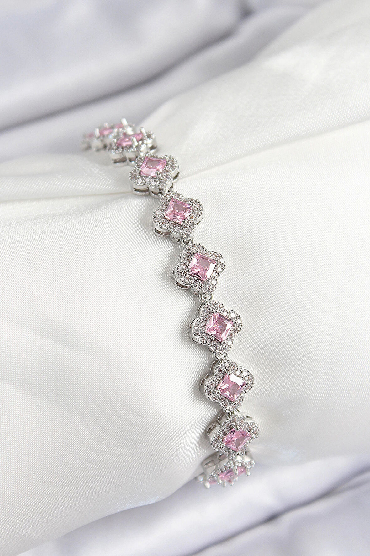 HEYF Pirinç Zirkon Taşlı Pembe Yonca Baget Model Gümüş Renk VIP Seri Kadın Bileklik