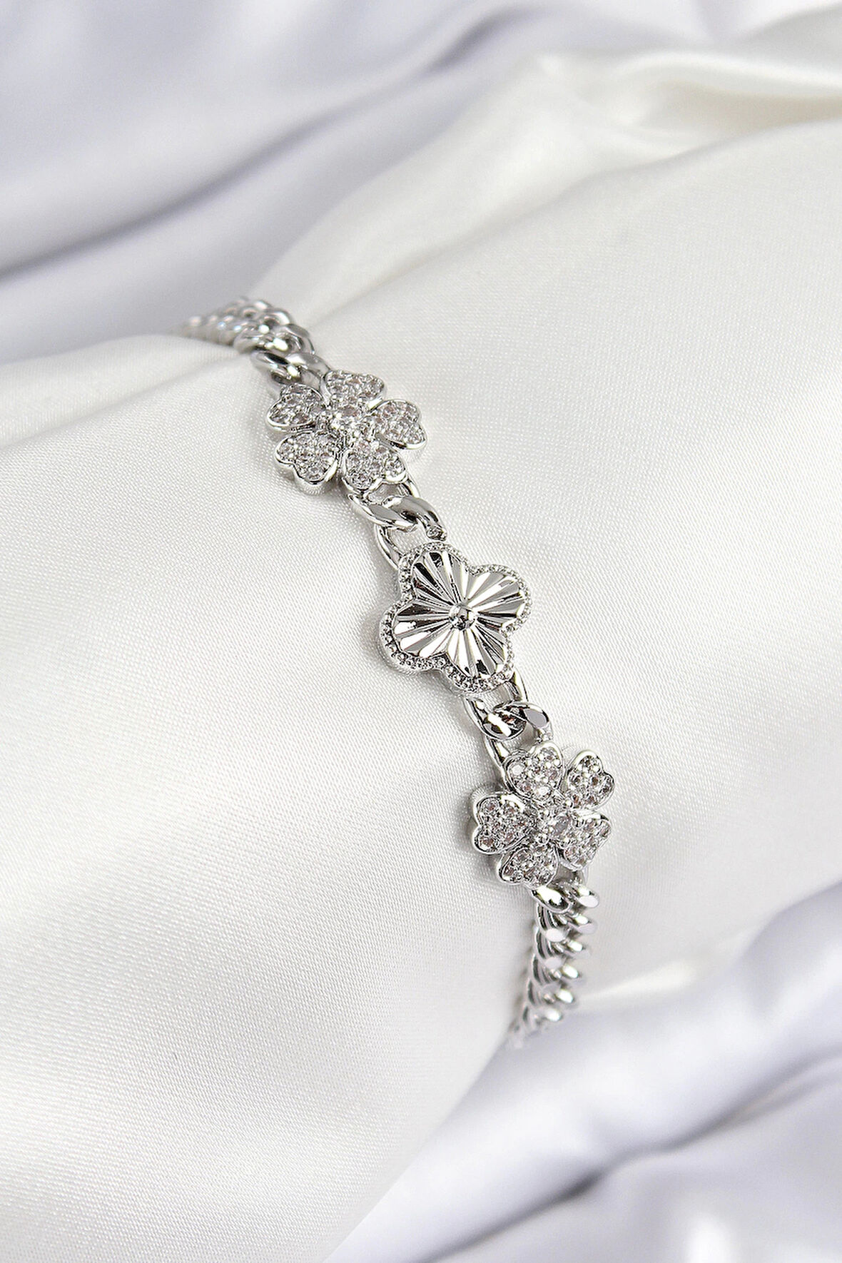 HEYF Pirinç Zirkon Taşlı Yonca Model Gümüş Renk Kadın Bileklik