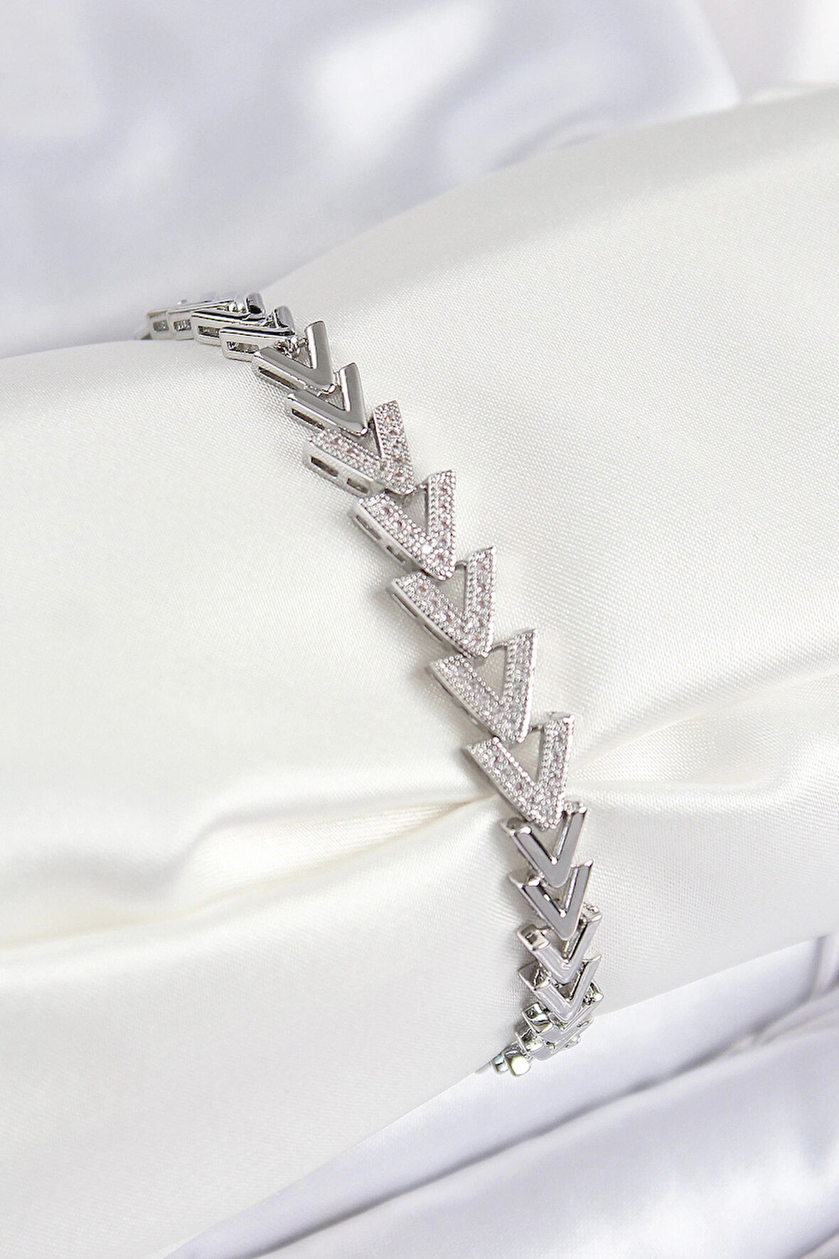 HEYF Pirinç Zirkon Taşlı Sıralı Ok Model Gümüş Renk Kadın Bileklik