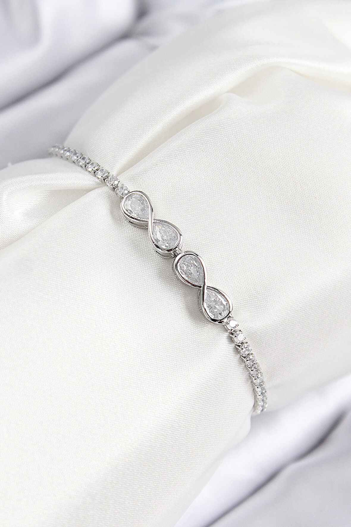 HEYF Pirinç Zirkon Taşlı Sonsuzluk Model Gümüş Renk Asansörlü Kadın Bileklik