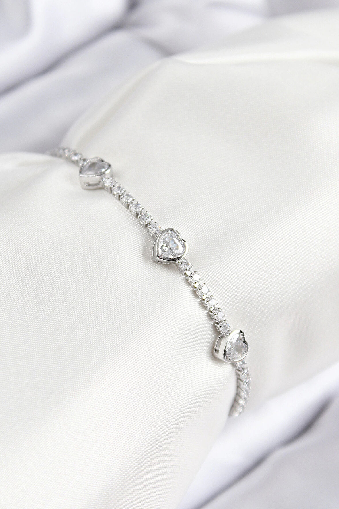 HEYF Pirinç Zirkon Taşlı Sıralı Kalp Model Gümüş Renk Asansörlü Kadın Bileklik