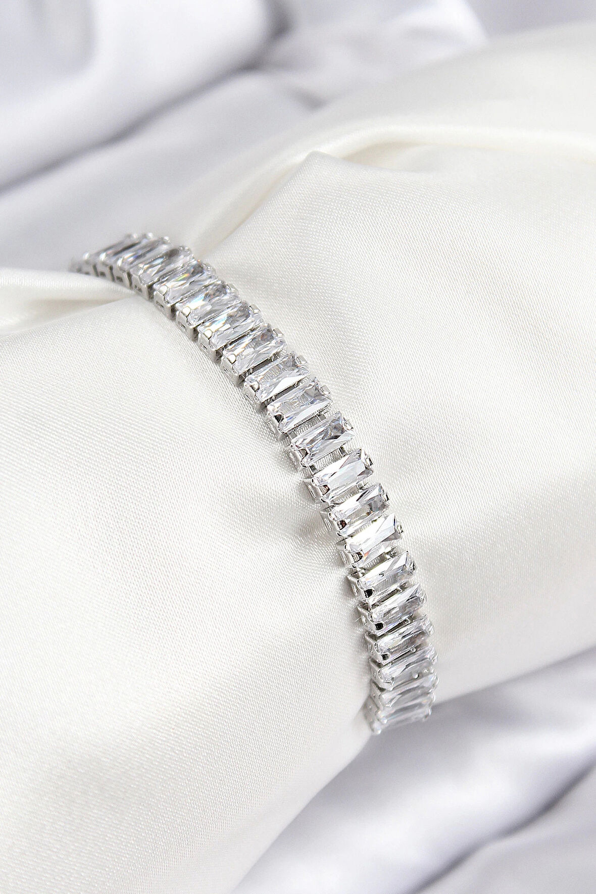 HEYF Pirinç Zirkon Taşlı Su Yolu Model Gümüş Renk Asansörlü Kadın Bileklik