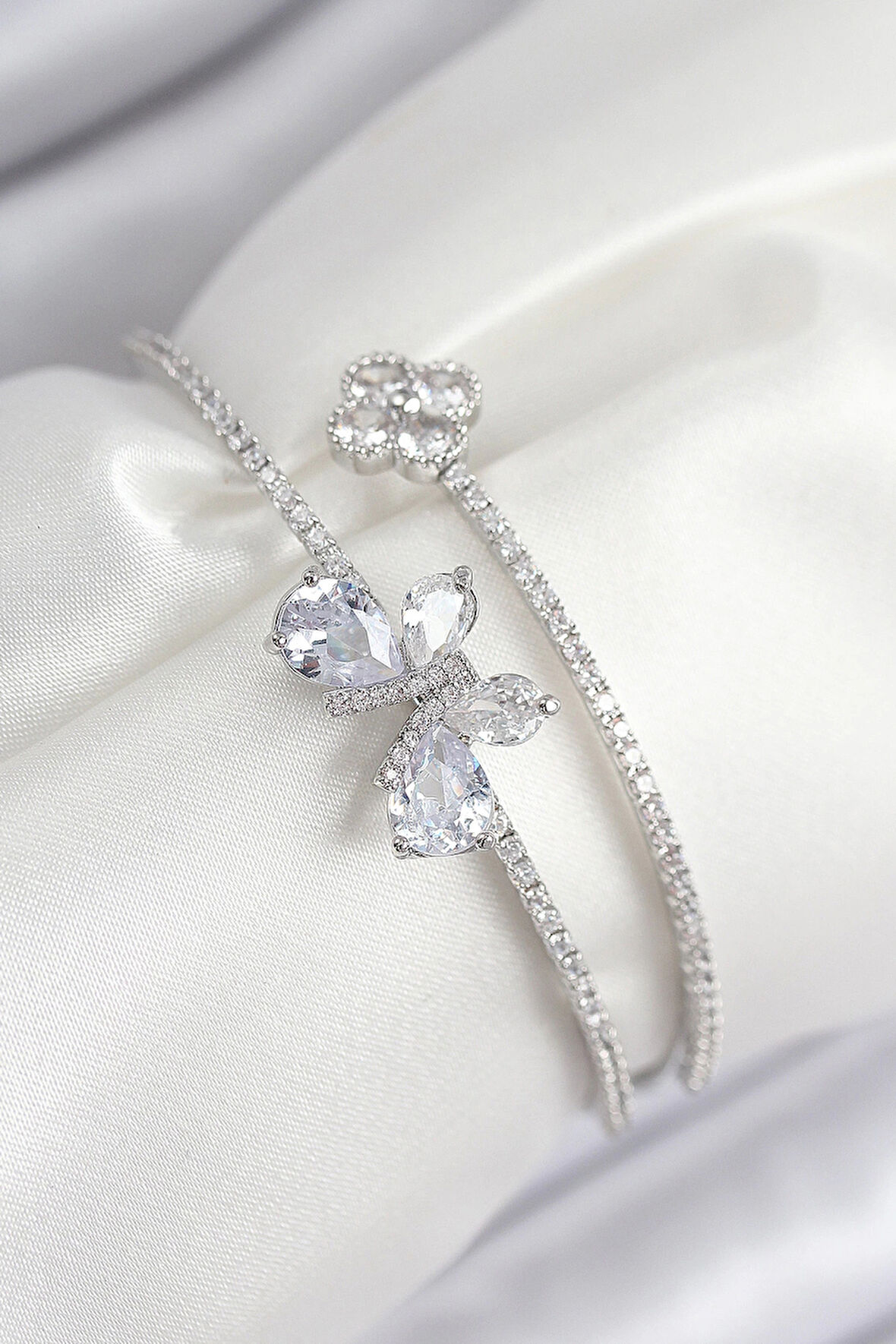 HEYF Pirinç Zirkon Taşlı Kelebek Ve Yonca Model Gümüş Renk Kadın Bileklik