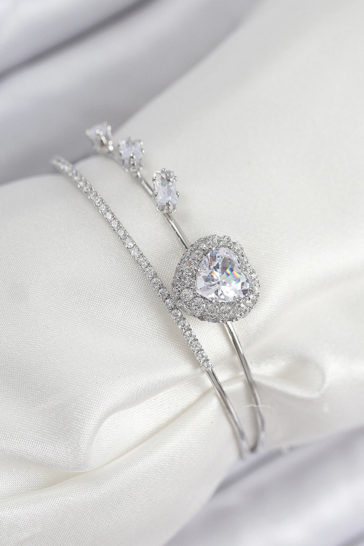 HEYF Pirinç Zirkon Taşlı Kalp Model Gümüş Renk Kadın Bileklik