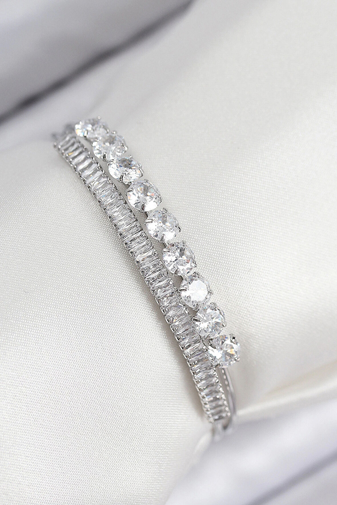 HEYF Pirinç Zirkon Taşlı Su Yolu Model Gümüş Renk Kadın Bileklik