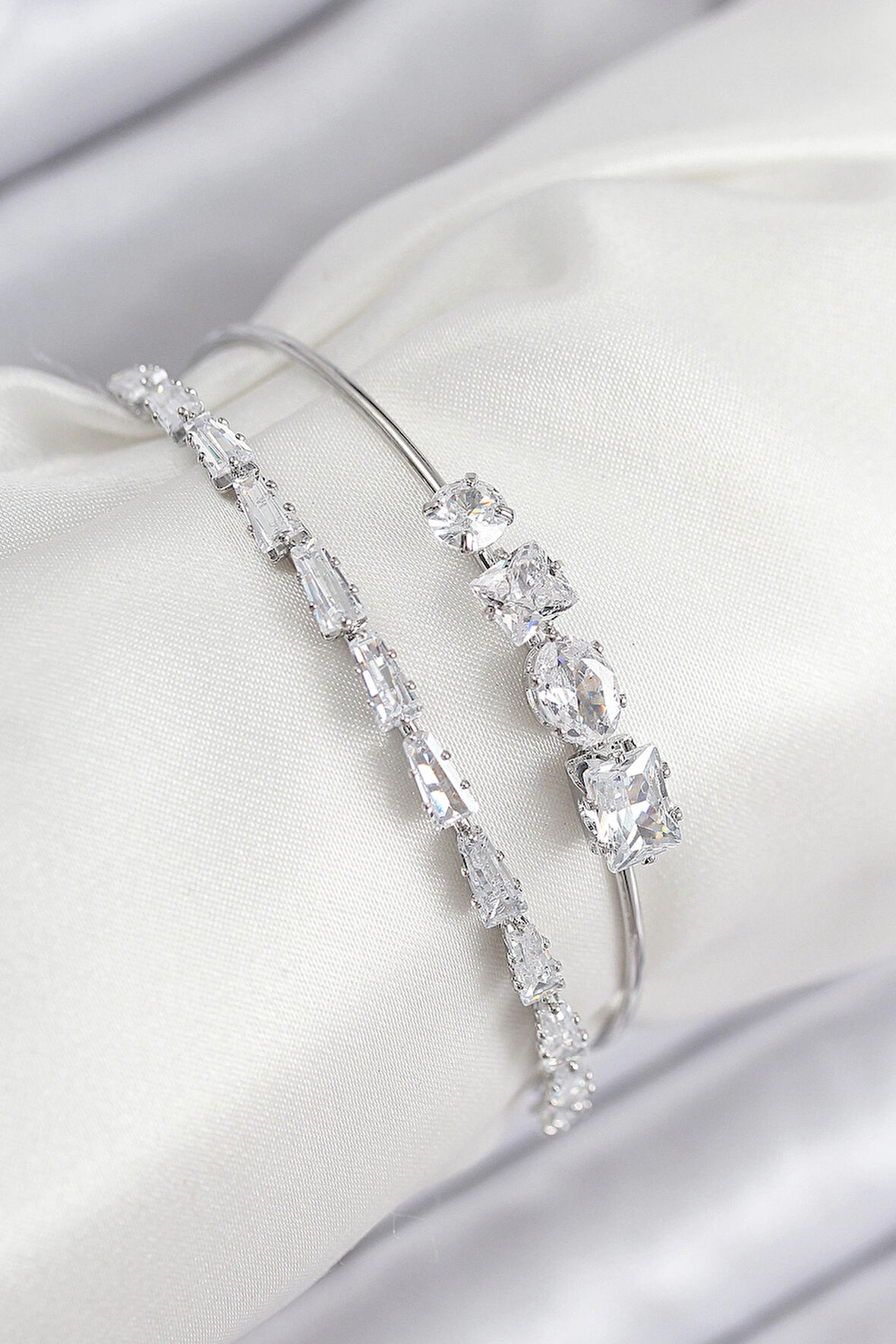 HEYF Pirinç Zirkon Taşlı Su Yolu Model Gümüş Renk Kadın Bileklik