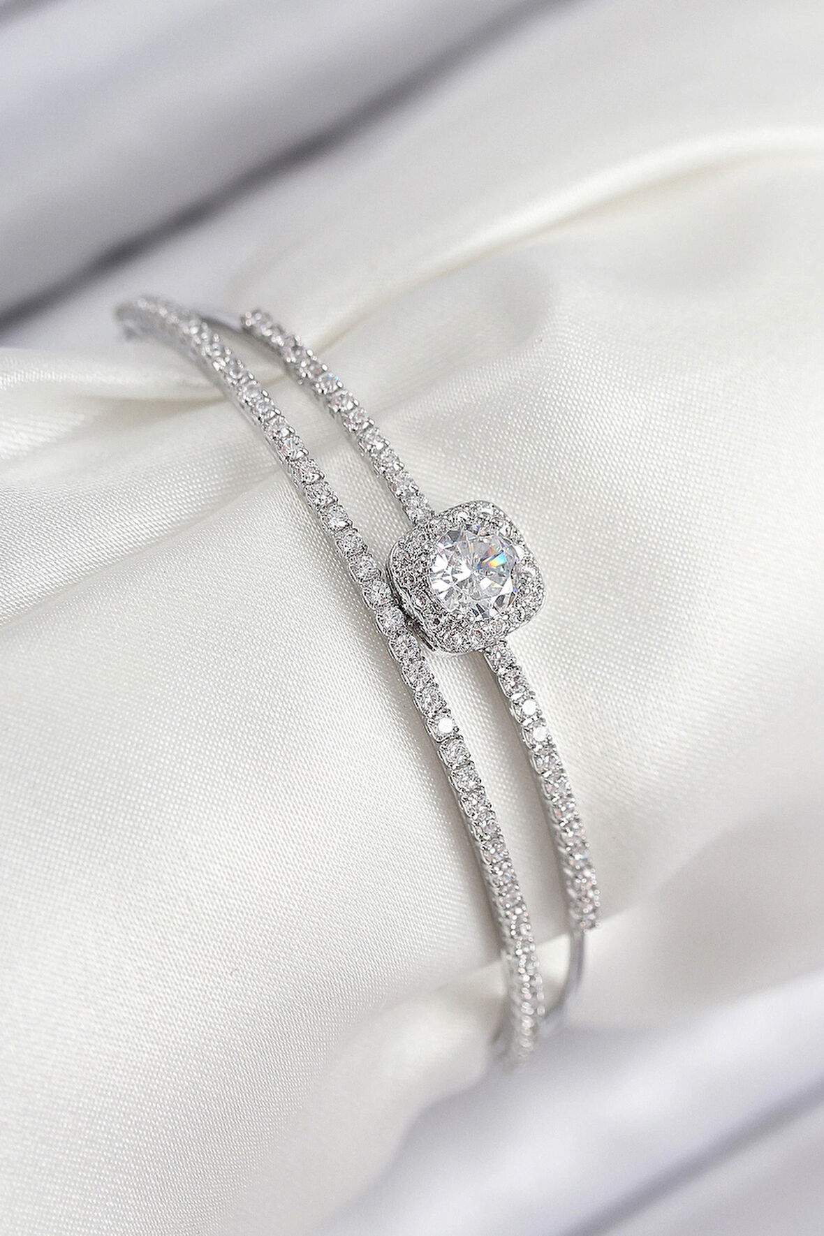 HEYF Pirinç Zirkon Taşlı Baget Model Gümüş Renk Kadın Bileklik