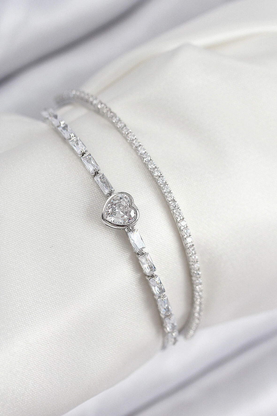 HEYF Pirinç Zirkon Taşlı Kalp Model Gümüş Renk Kadın Bileklik