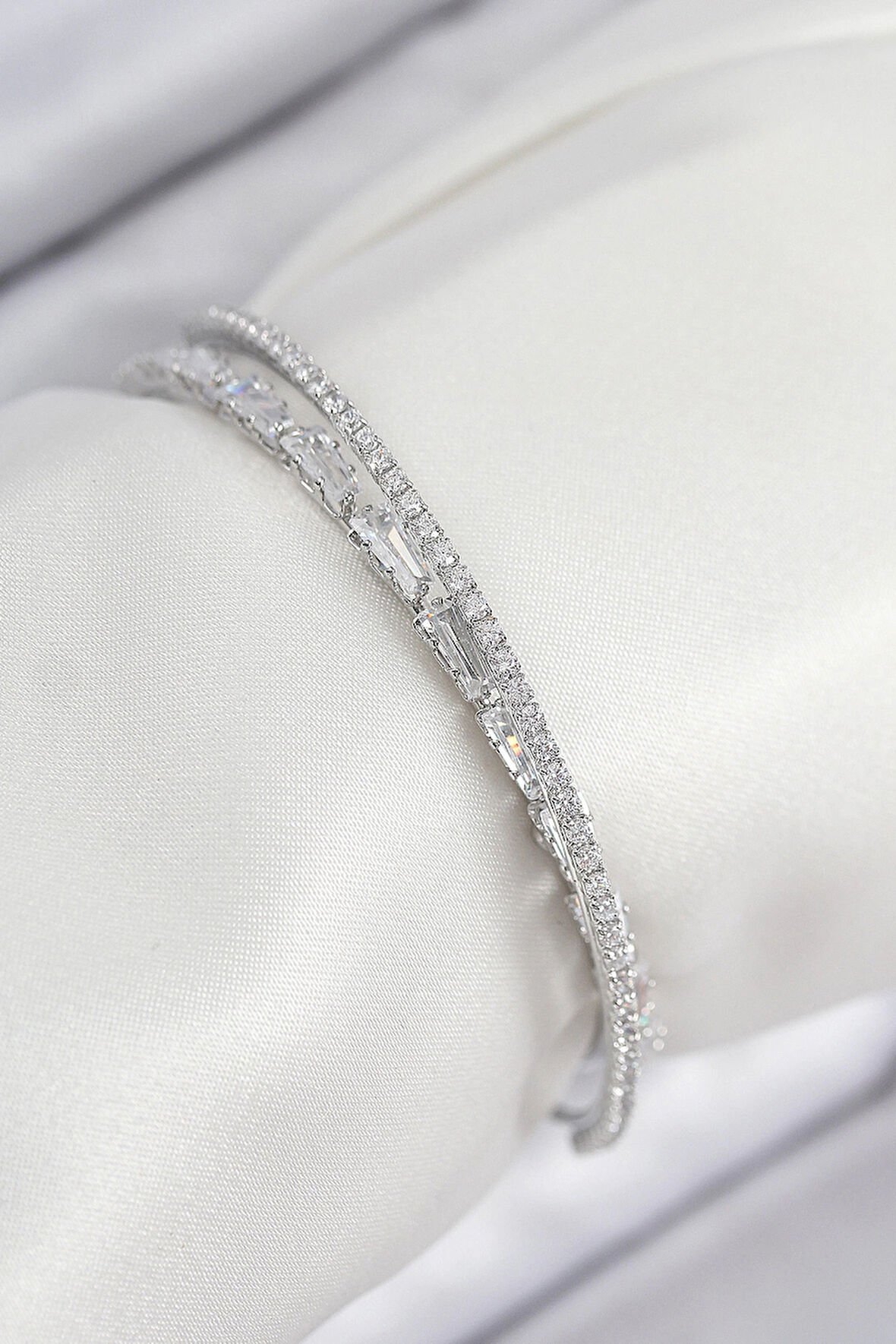 HEYF Pirinç Zirkon Taşlı Su Yolu Model Gümüş Renk Kadın Bileklik