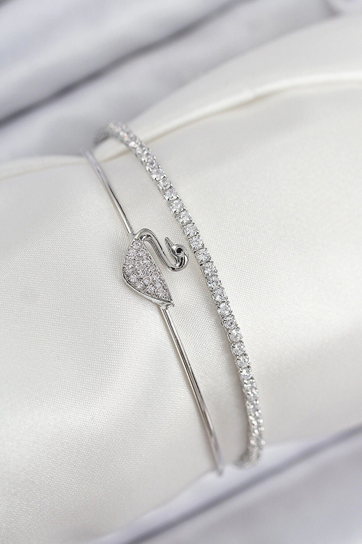 HEYF Pirinç Zirkon Taşlı Kuğu Model Gümüş Renk Kadın Bileklik