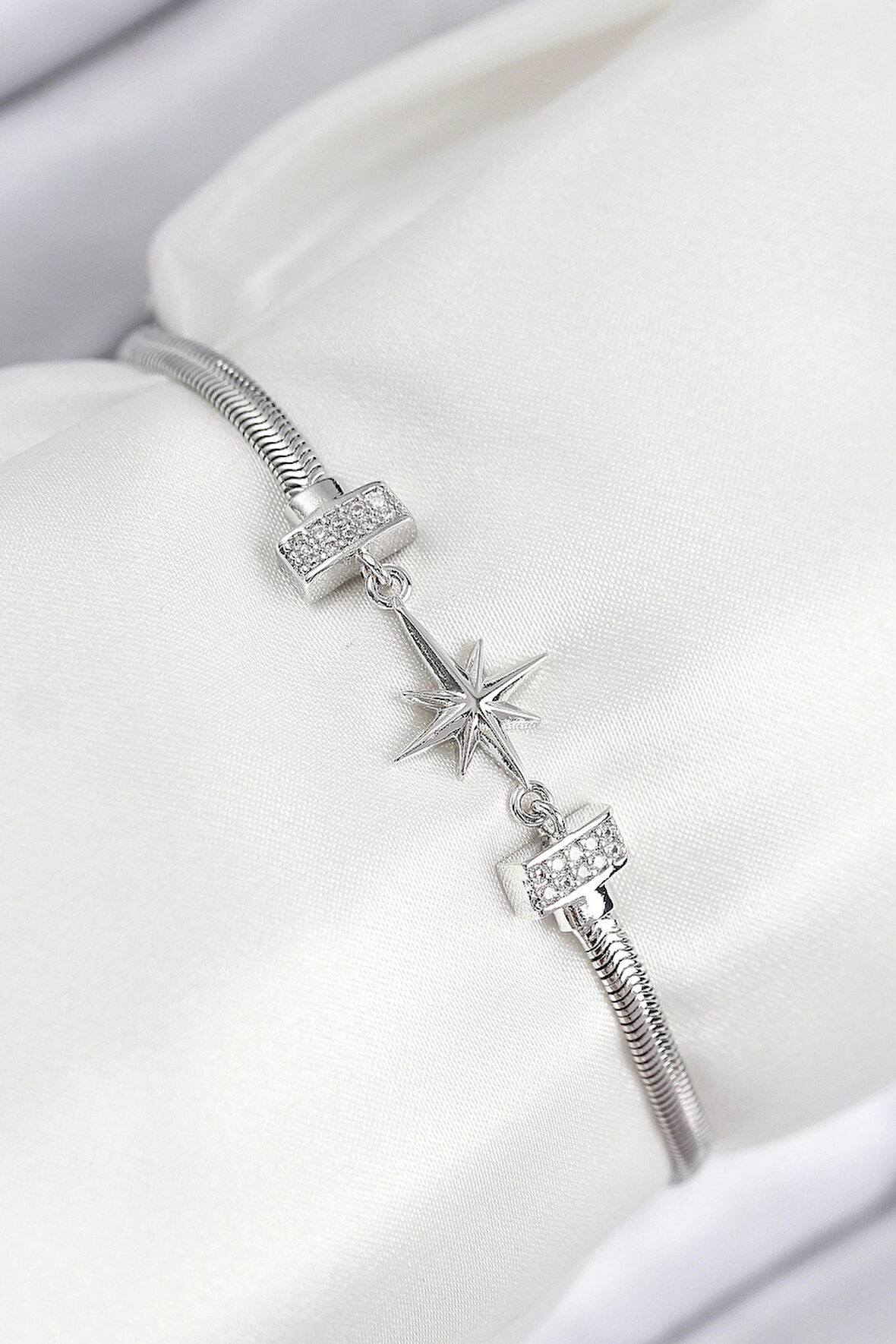 HEYF Pirinç Zirkon Taşlı Kutup Yıldızı Model Gümüş Renk Kadın Bileklik