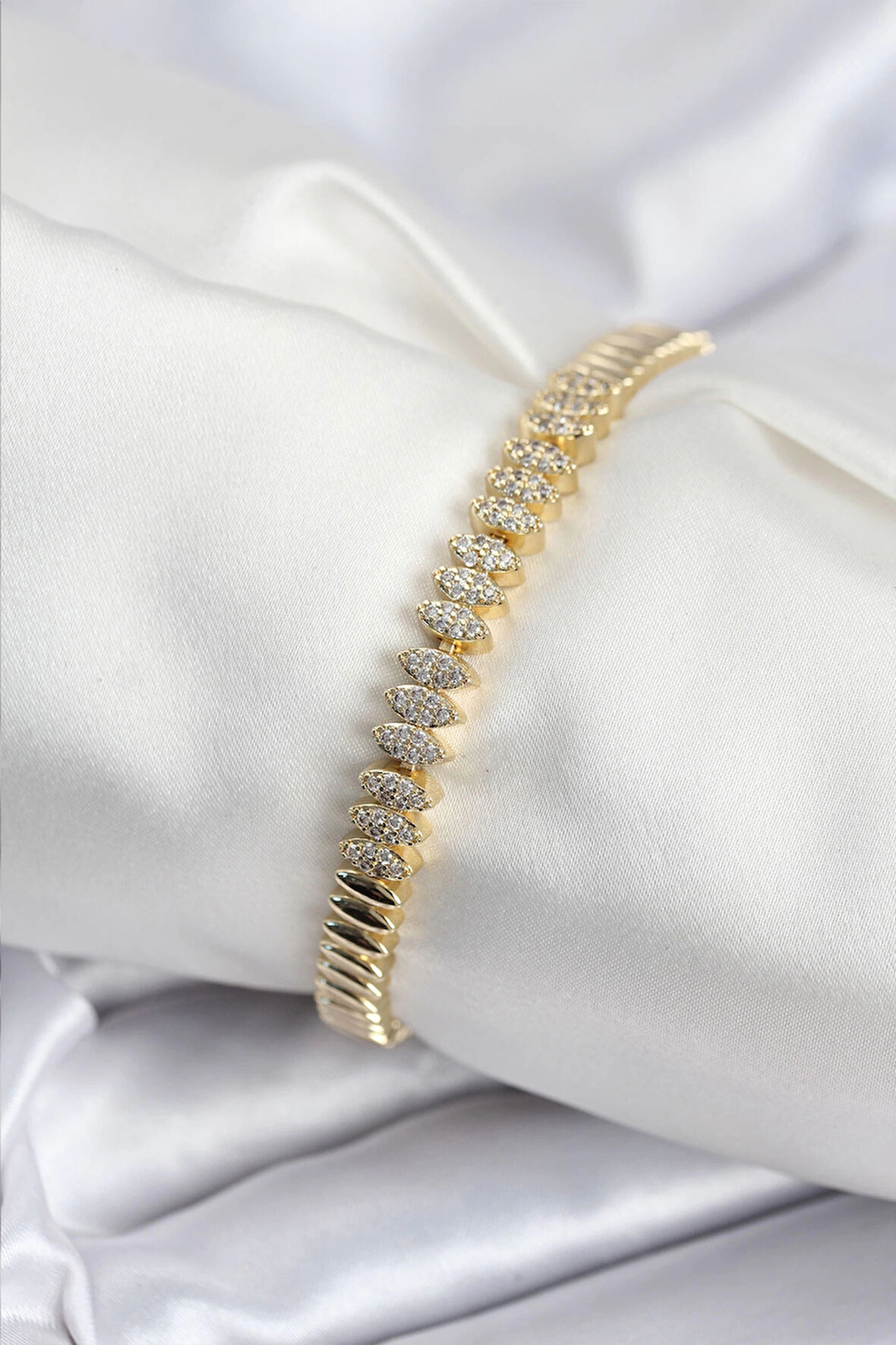 HEYF Pirinç VIP Seri Gold Renk Zirkon Taşlı Arpa Model Kadın Bileklik