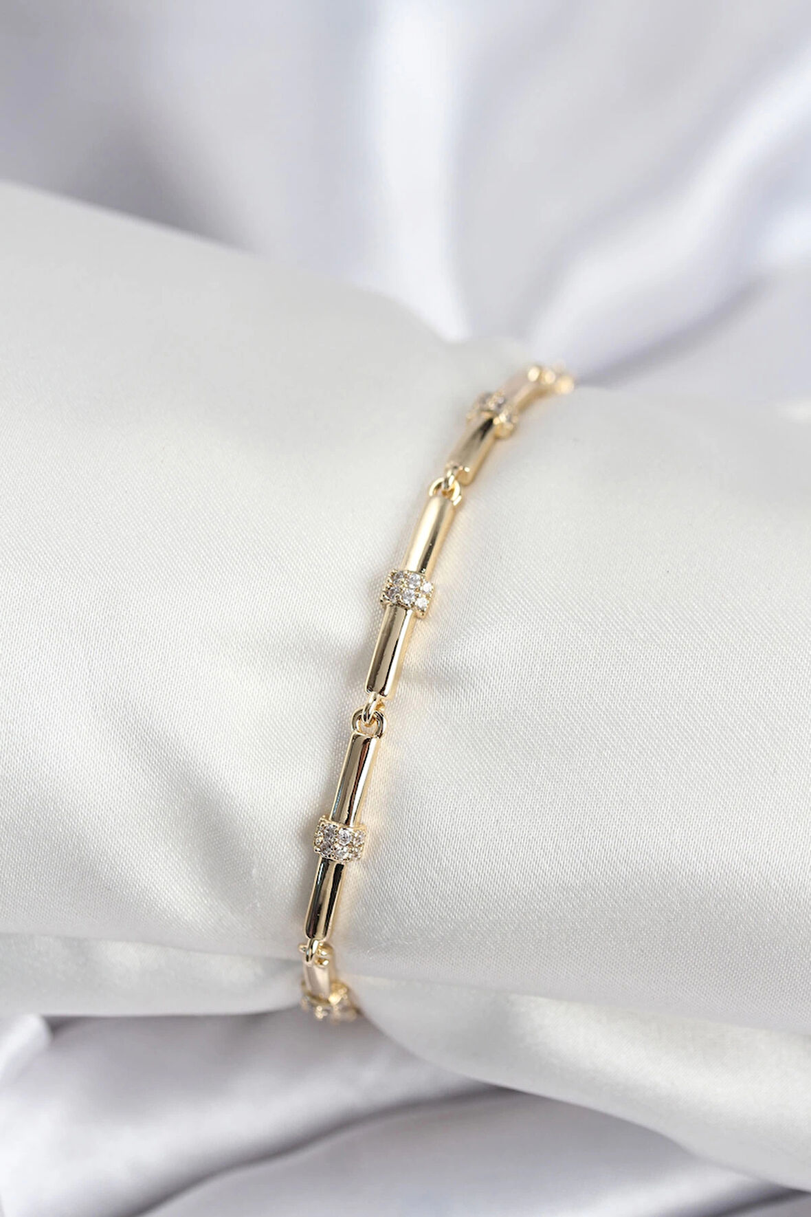 HEYF Pirinç VIP Seri Gold Renk Parçalı Model Zirkon Taşlı Kadın Bileklik