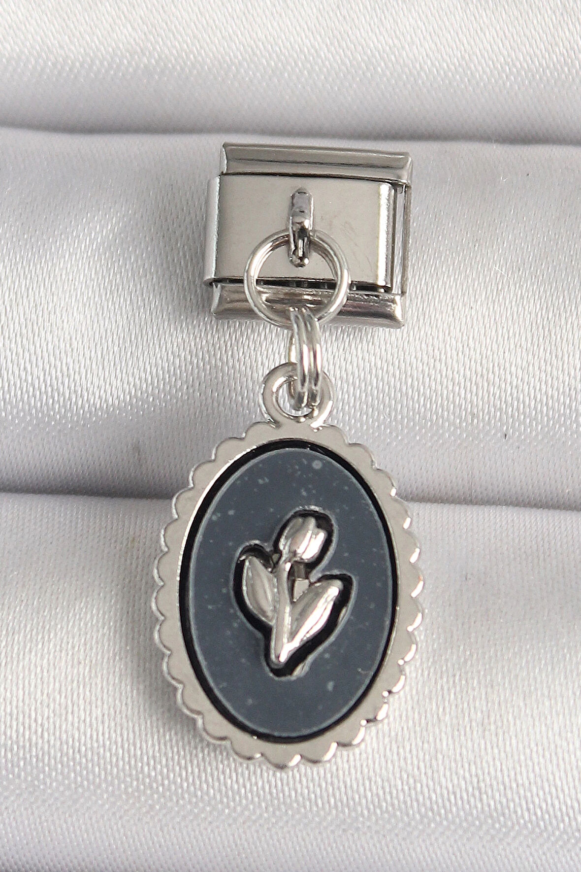 HEYF 316L Çelik Gümüş Renk Çiçek İşlemeli Siyah Portre Model Nomination Charm