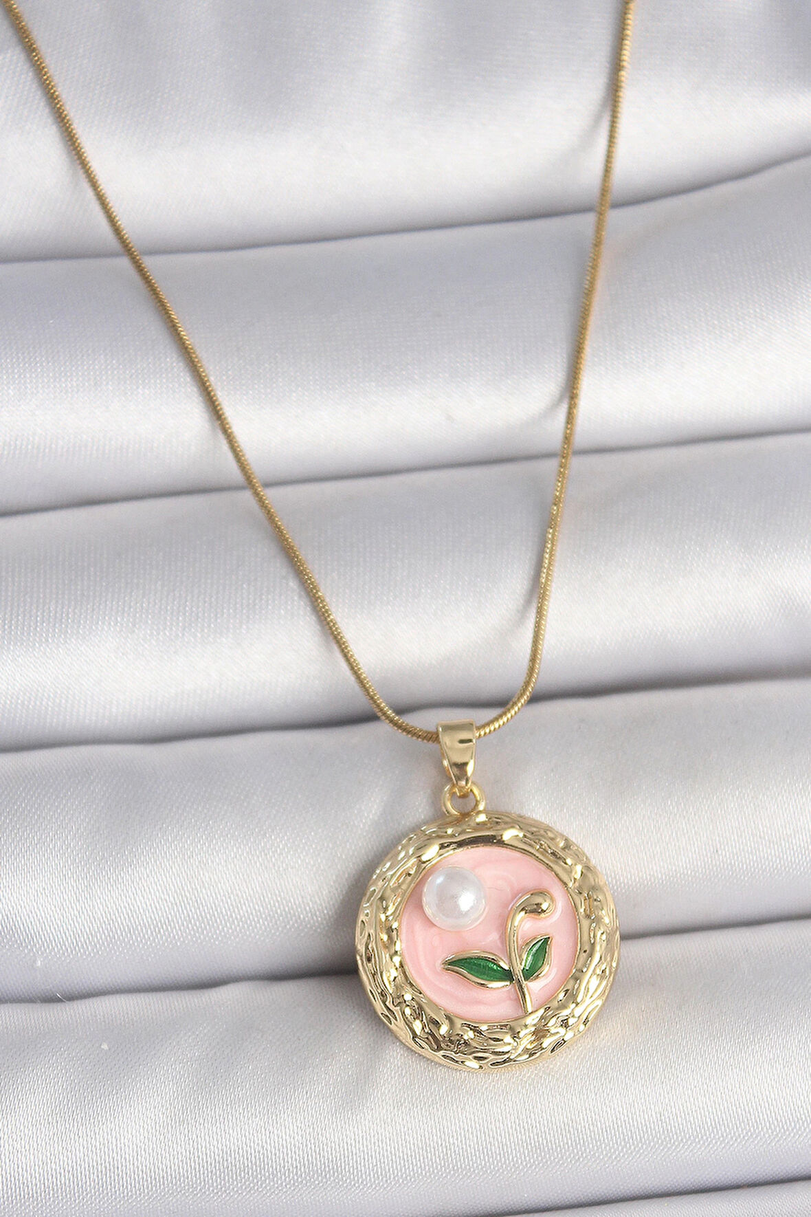 HEYF 316L Çelik Gold Renk Zincir Pembe Çiçek İşlemeli inci Detay Portre Model Kadın Kolye