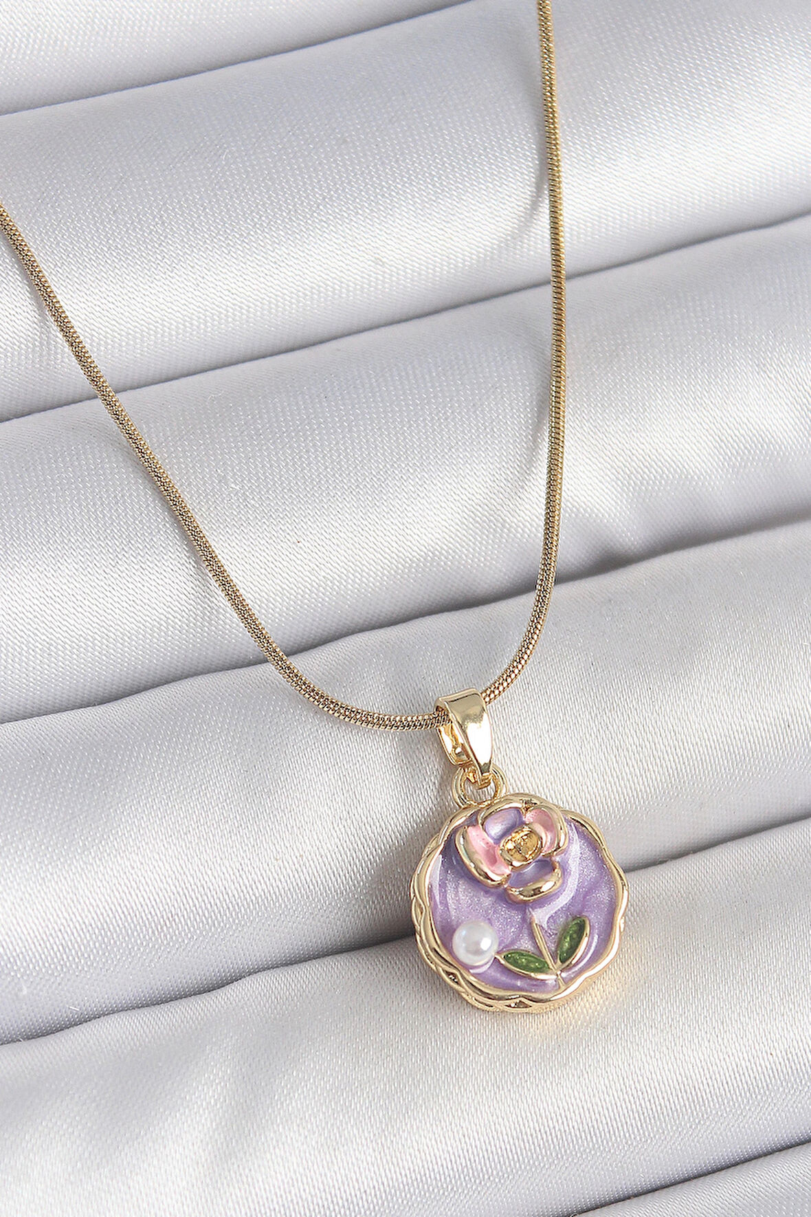 HEYF 316L Çelik Gold Renk Zincir Mor Minimal Çiçek İşlemeli İnci Detay Portre Model Kadın Kolye