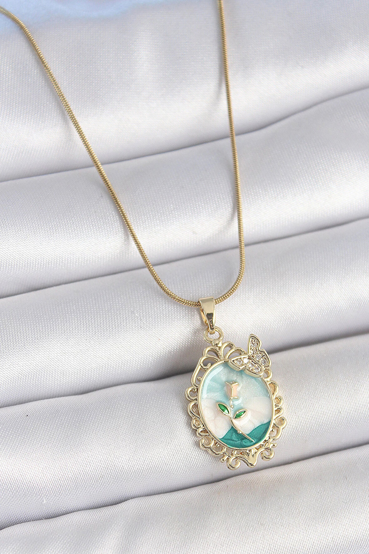 HEYF 316L Çelik Gold Renk Zincir Mavi Mineli Çiçek İşlemeli Zirkon Taş Detaylı Portre Model Kadın Kolye
