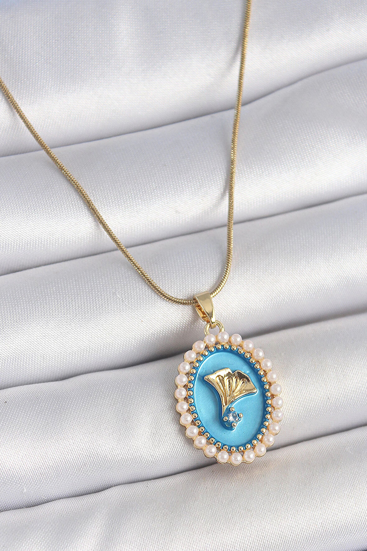 HEYF 316L Çelik Gold Renk Zincir Mavi Mineli İncili Zirkon Taşlı Çiçek İşlemeli Portre Model Kadın Kolye