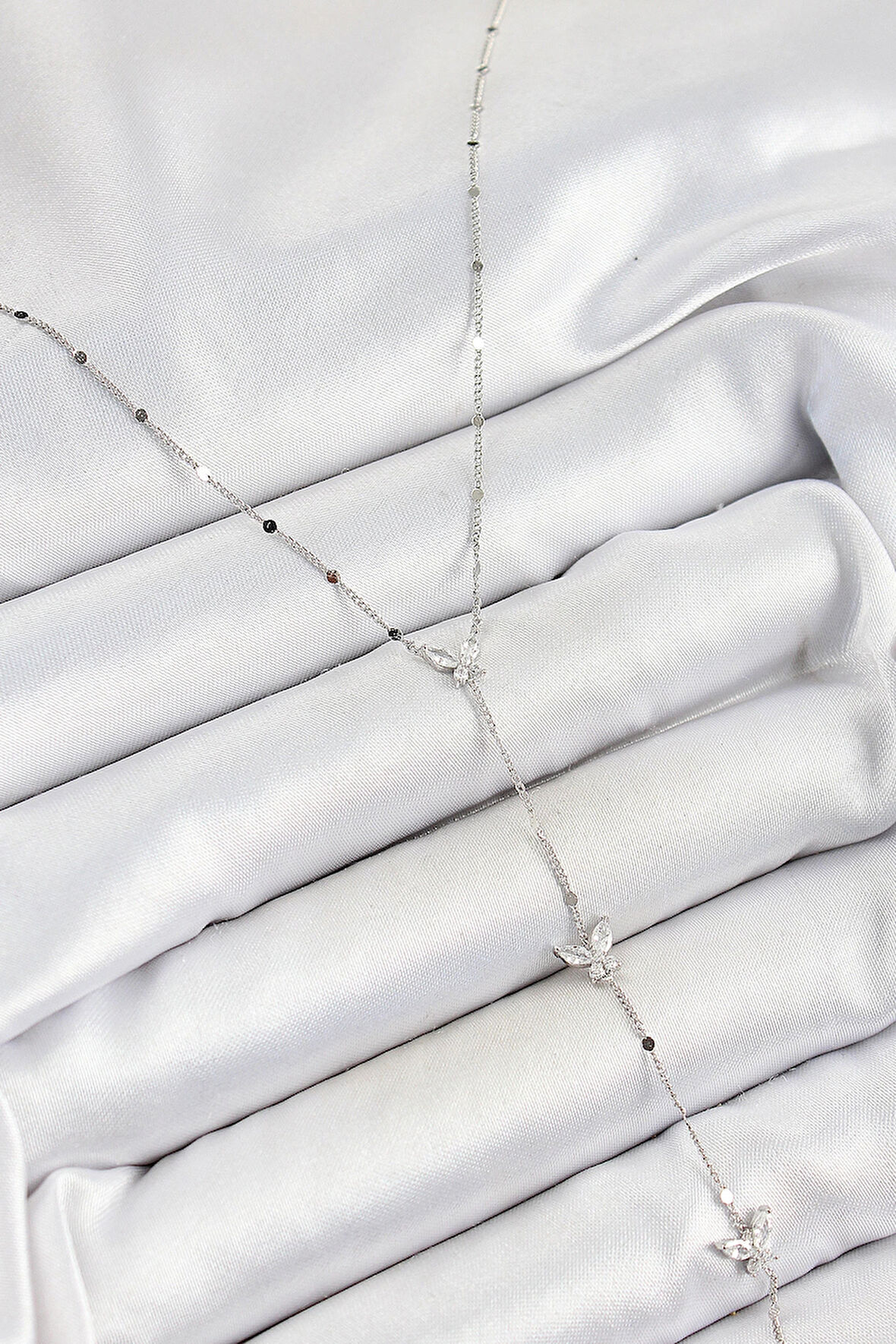 HEYF Pirinç Zirkon Taşlı Sıralı Kelebek Figürlü Y Model Gümüş Renk Kadın Kolye