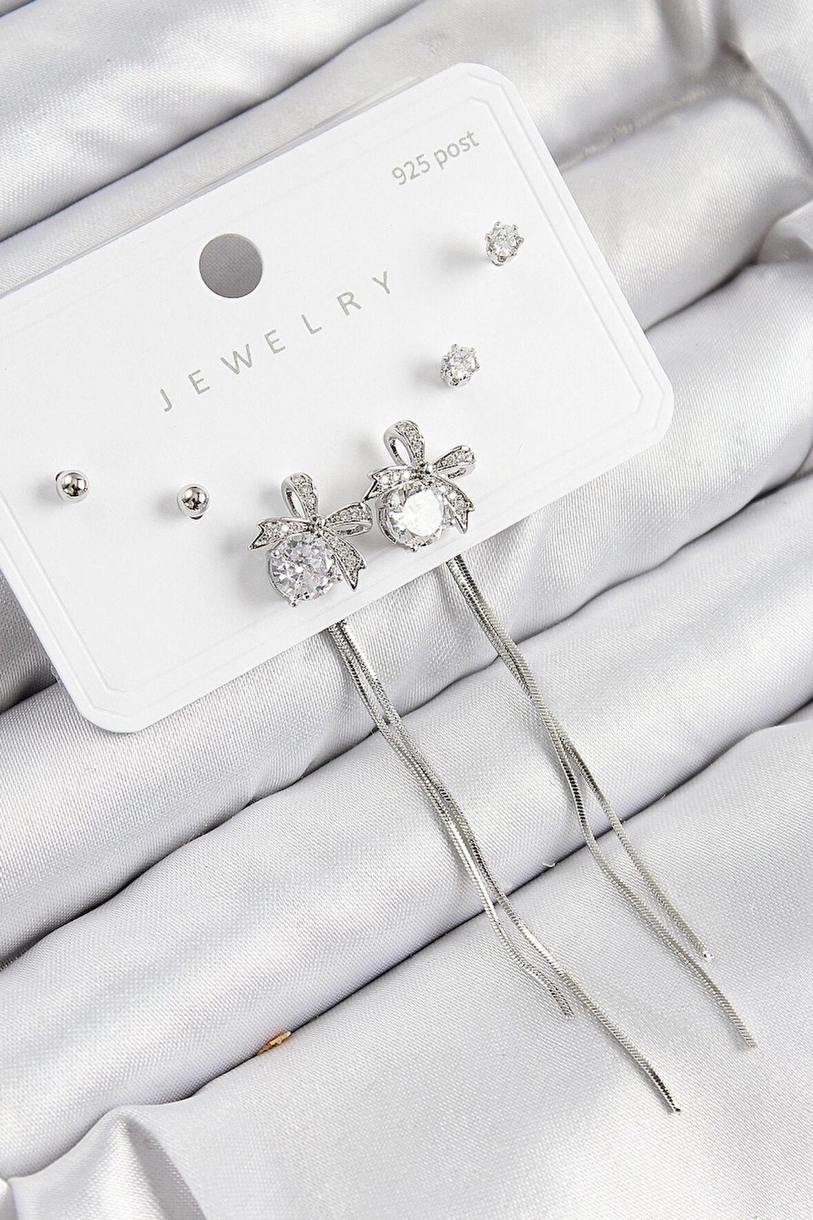 HEYF Pirinç Zirkon Taşlı Sallantılı Fiyonk Model Gümüş Renk 925 Ayar Gümüş Çivi Kadın Küpe Set