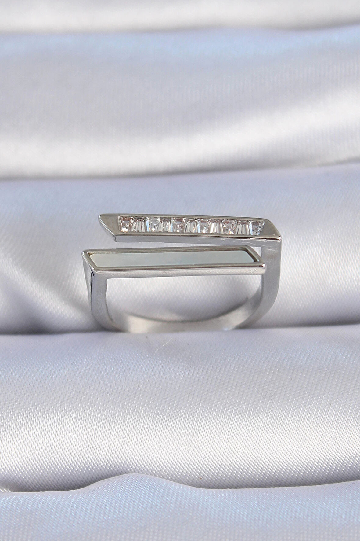 HEYF Pirinç Gümüş Renk Zirkon Taşlı Beyaz Sedef Detay Kadın Yüzük