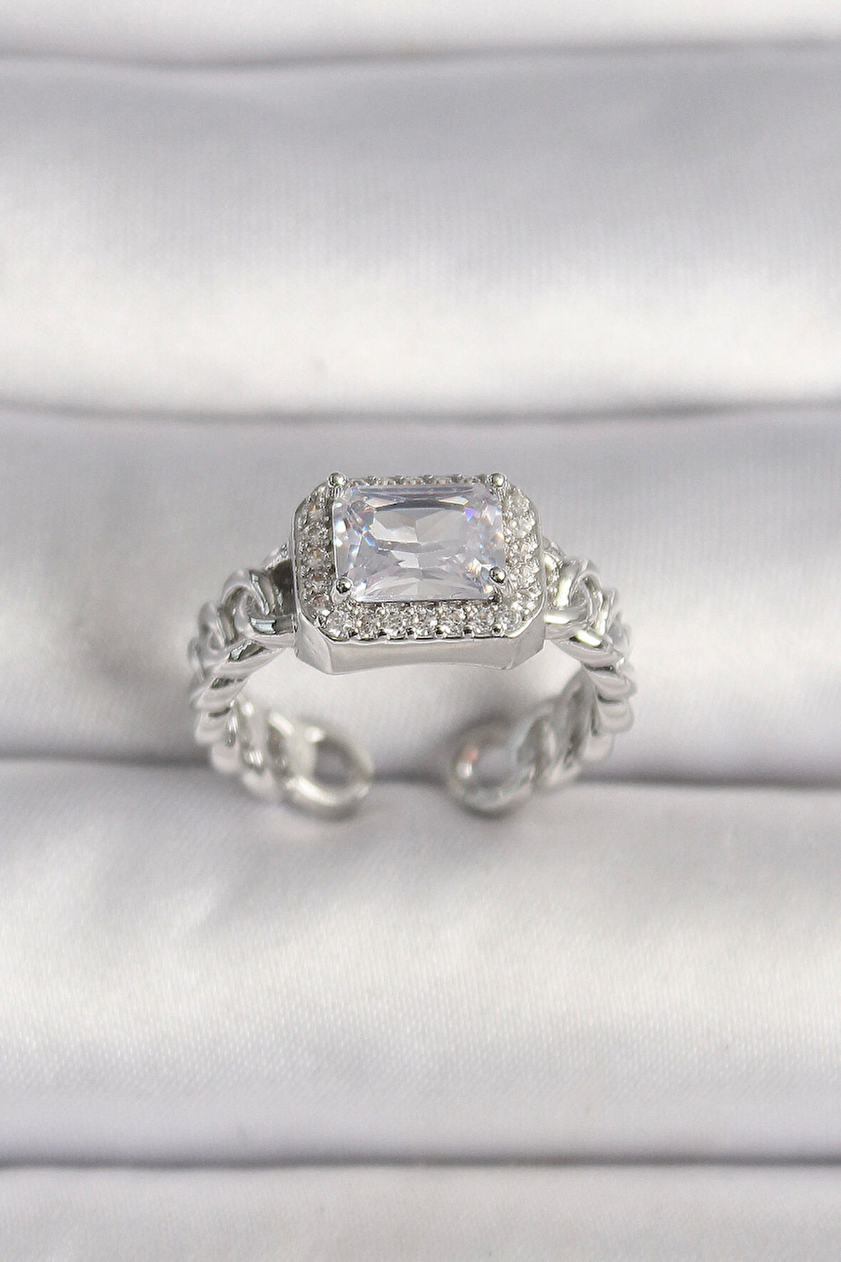 HEYF Pirinç Gümüş Renk Ayarlanabilir Zincir Kare Zirkon Taşlı Kadın Yüzük