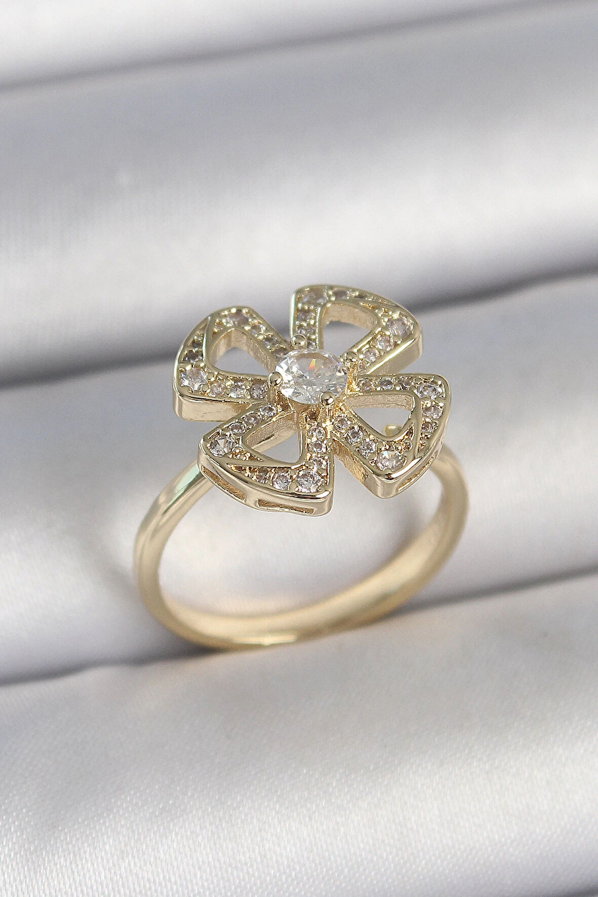 HEYF Pirinç Gold Renk Zirkon Taşlı Yonca Model Ayarlanabilir Kadın Yüzük