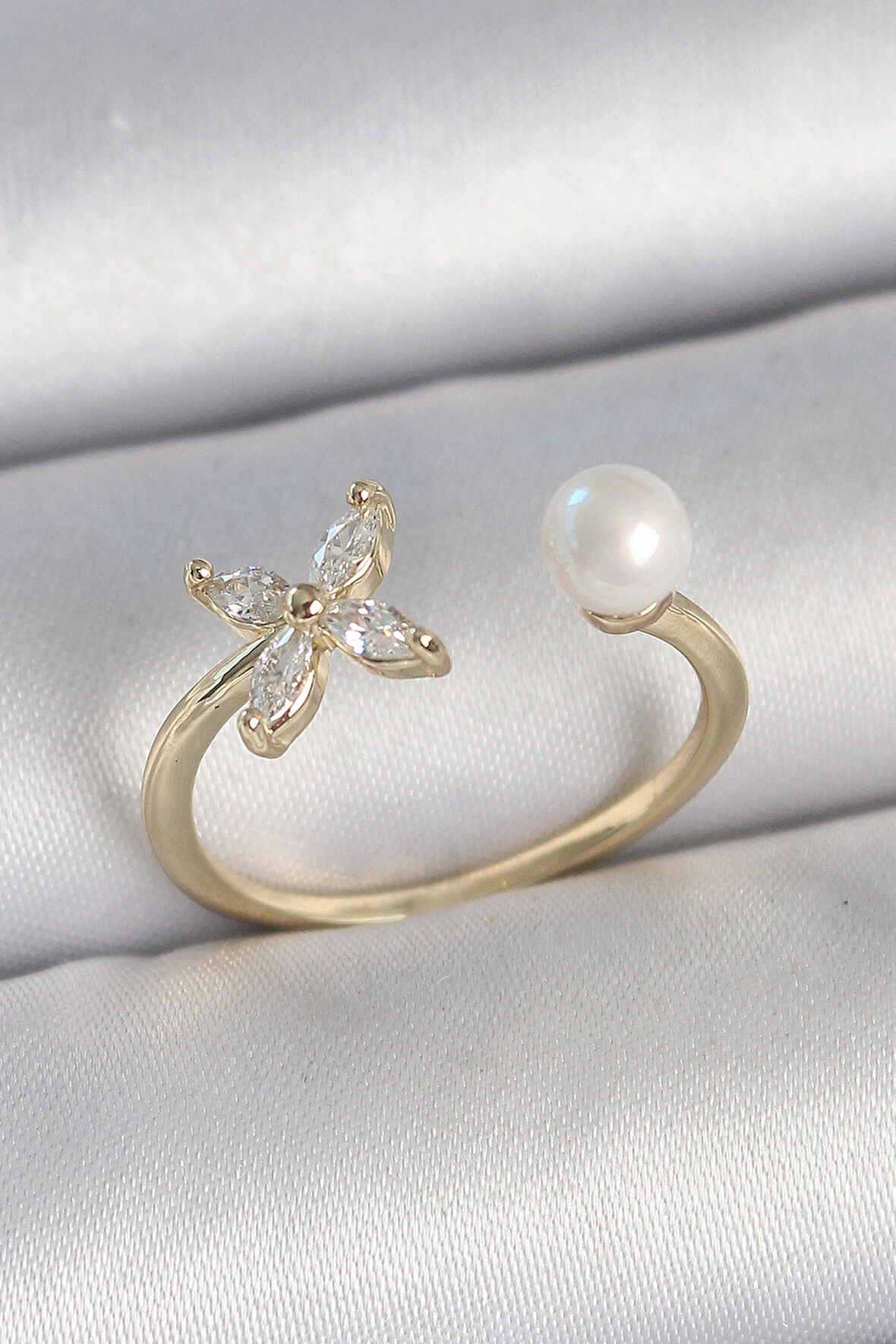 HEYF Pirinç Gold Renk Zirkon Taşlı Çiçek Model İnci Detay Ayarlanabilir Kadın Yüzük