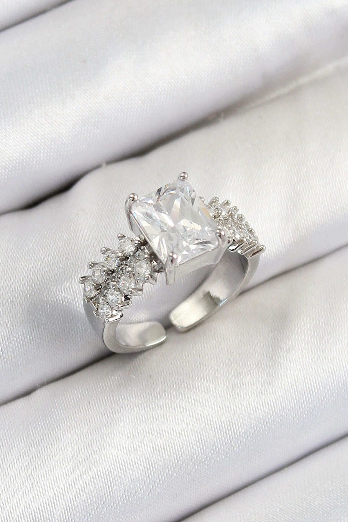 HEYF Pirinç  Büyük Zirkon Taşlı Model Gümüş Renk Kadın Yüzük