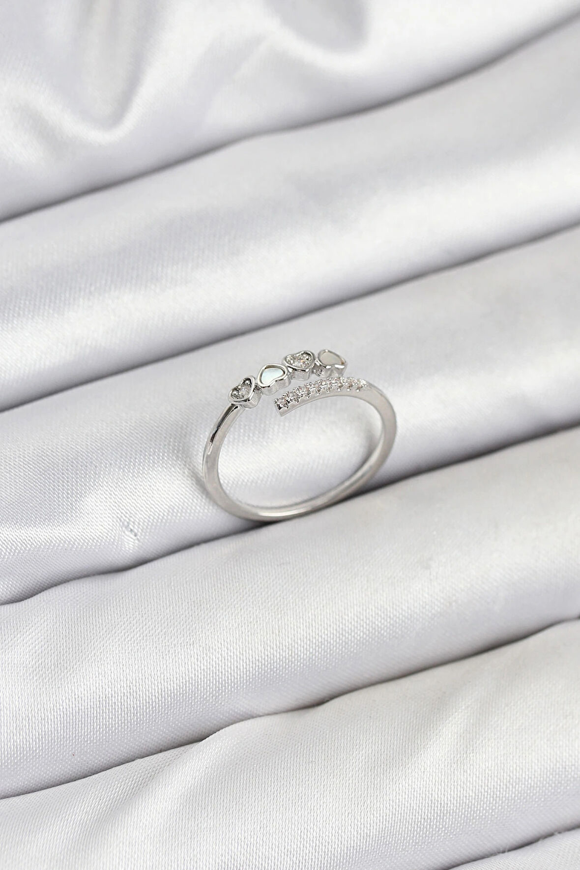 HEYF Pirinç Gümüş Renk Kalpli Detaylı Zirkon Taşlı Kadın Yüzük