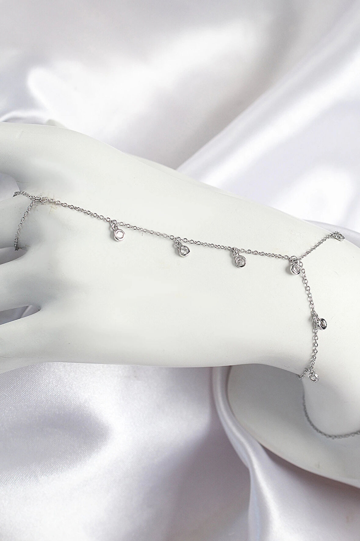 HEYF Pirinç Zirkon Taşlı Sallantılı Model Gümüş Renk Kadın Şahmeran