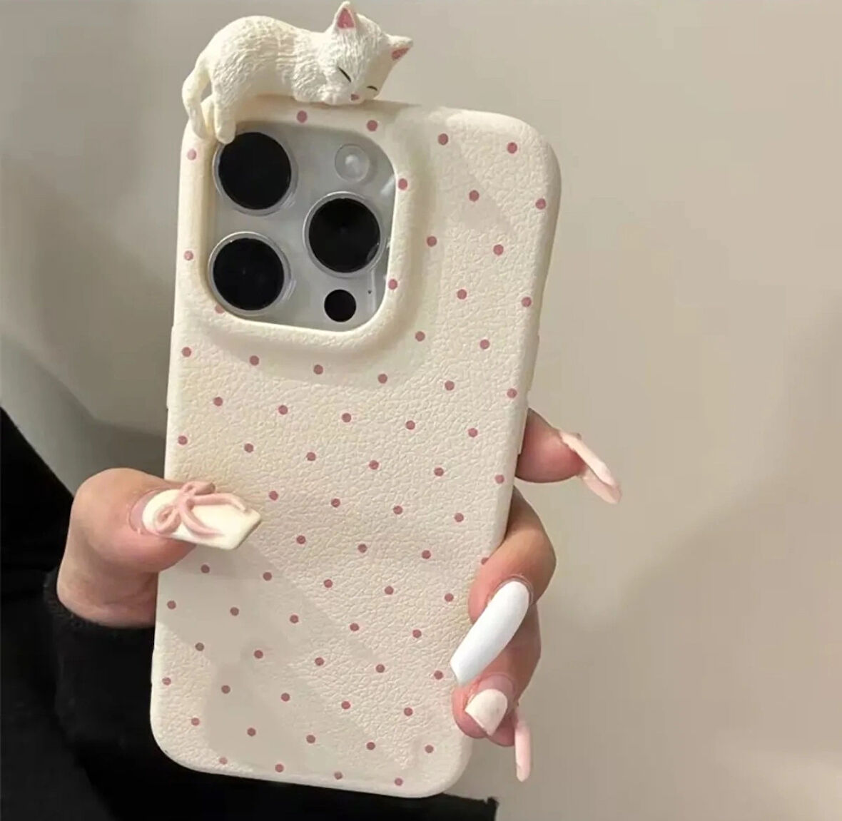 Sevimli Uyuyan Kedicik 3D iPhone 13 Telefon Kılıfı