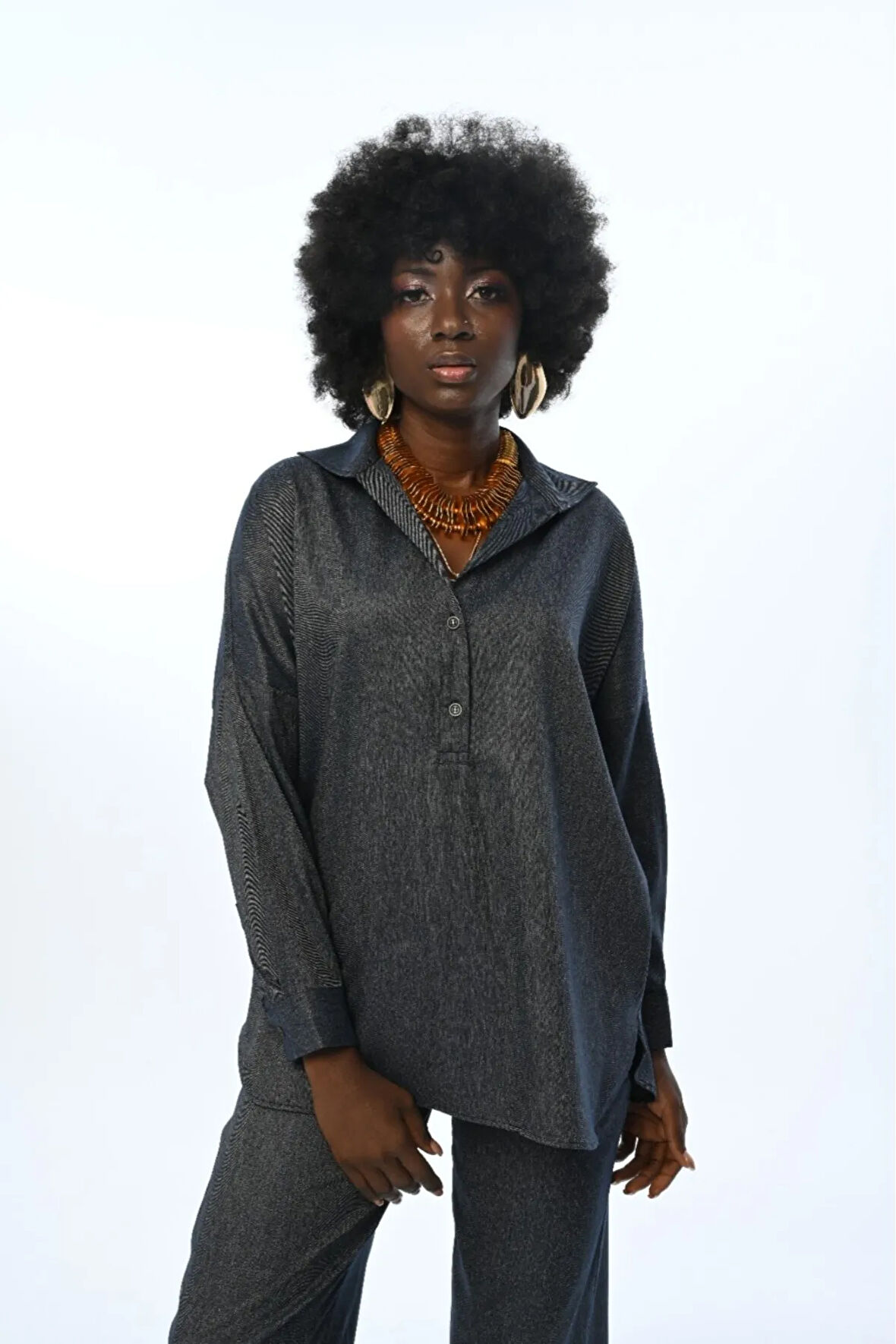 KADIN DÜZ RENK YAKASI DETAYLI OVERSİZE KESİM GÖMLEK