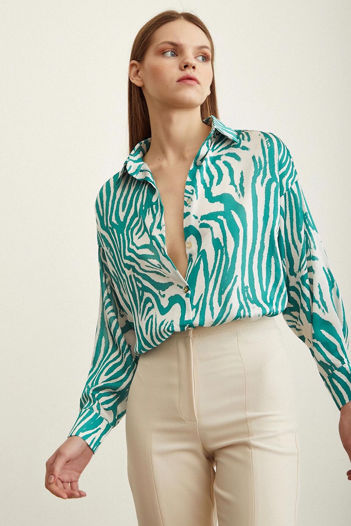 Zebra Desen V Yaka Saten Gömlek Yeşil