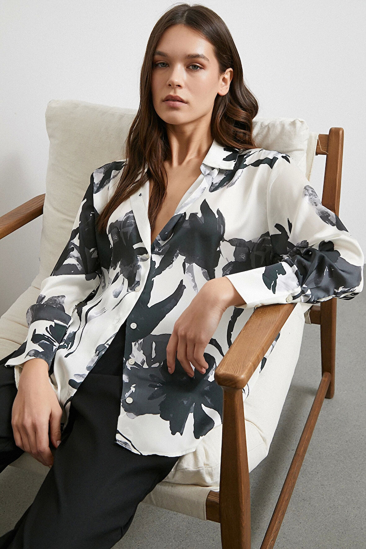 Saten Yüzeyli Desenli Gömlek Siyah