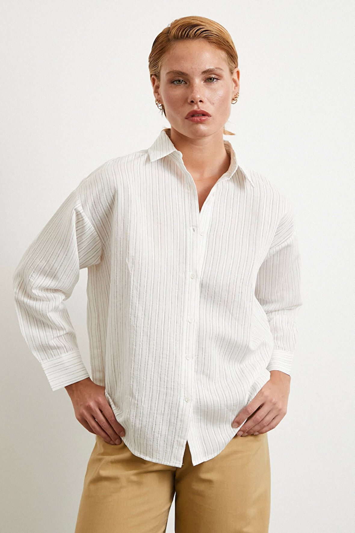 Simetrik Çizgili Gömlek Taş