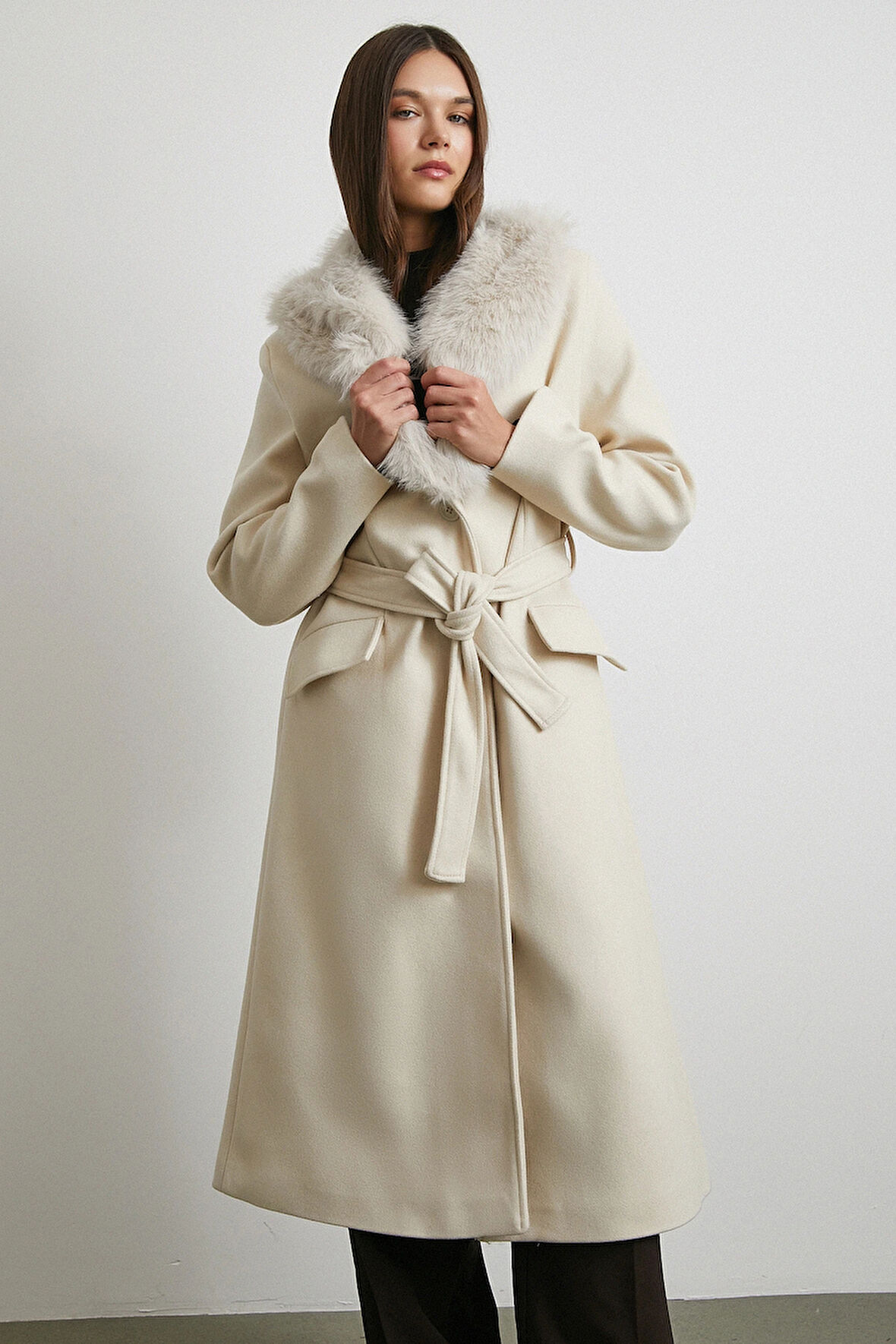 Kürk Yaka Kuşaklı Kaşe Kaban Ekru