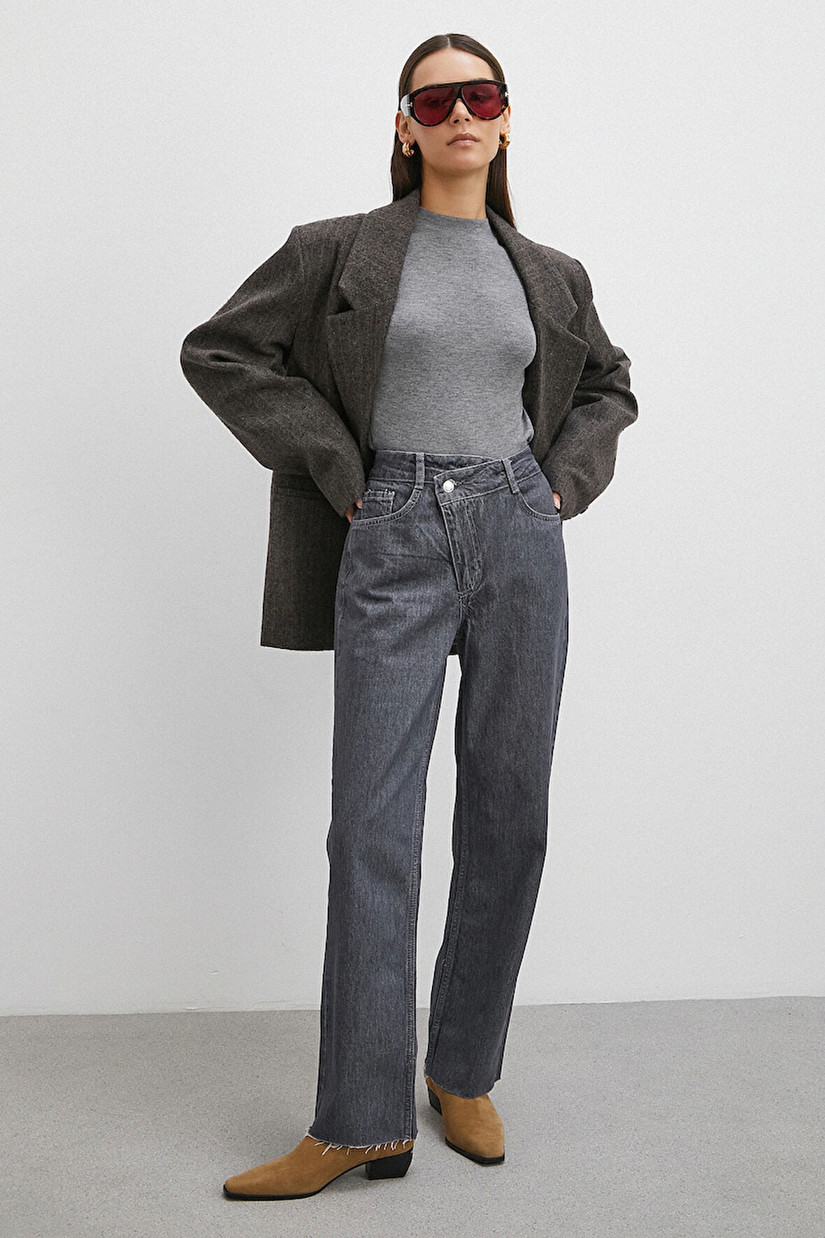 Çapraz Fermuarlı Kesik Paça Düğmeli Jean Füme