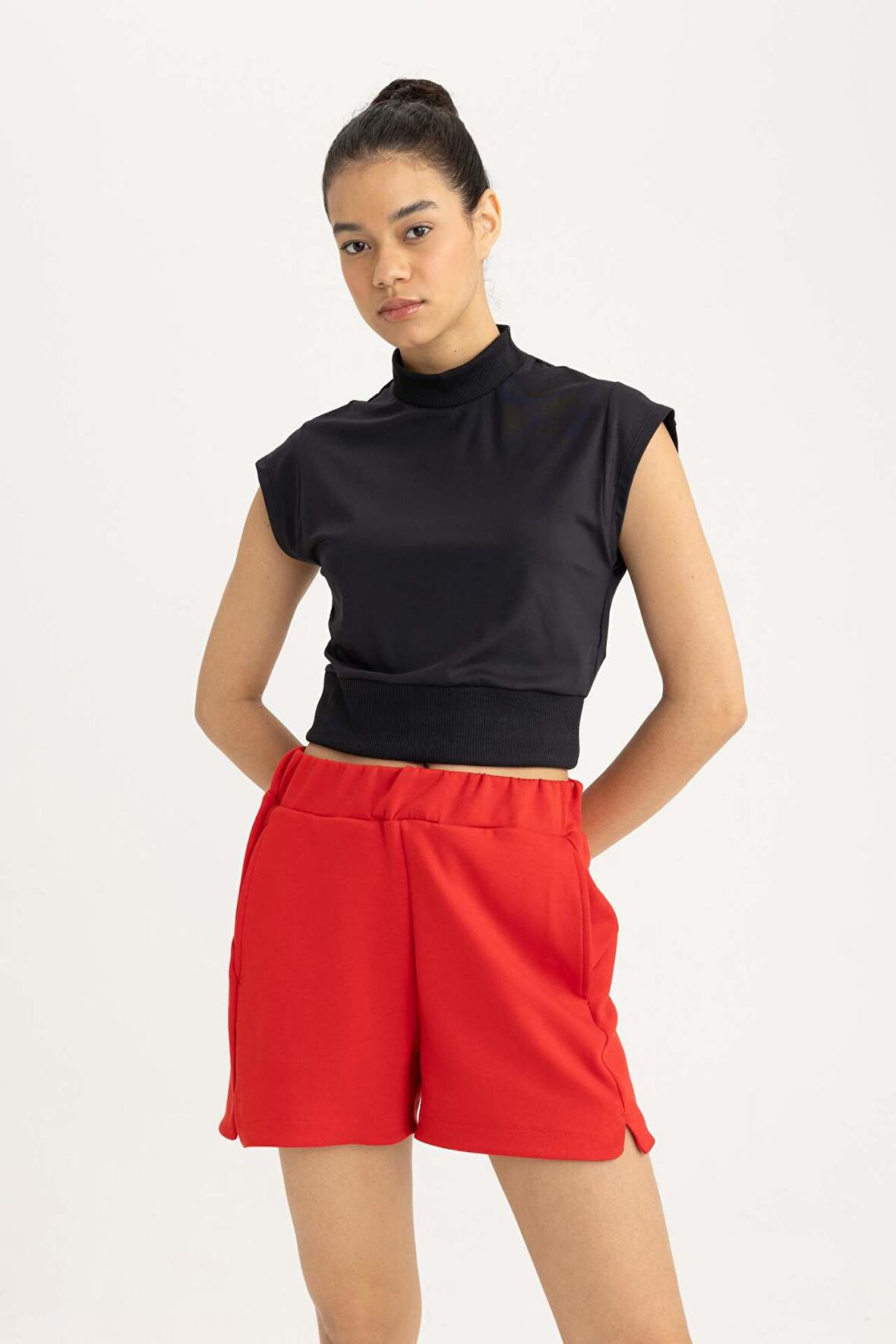 DeFactoFit Crop Dik Yaka Sporcu Kısa Kollu Ağır Kumaş Tişört B8966AX24SMBK81