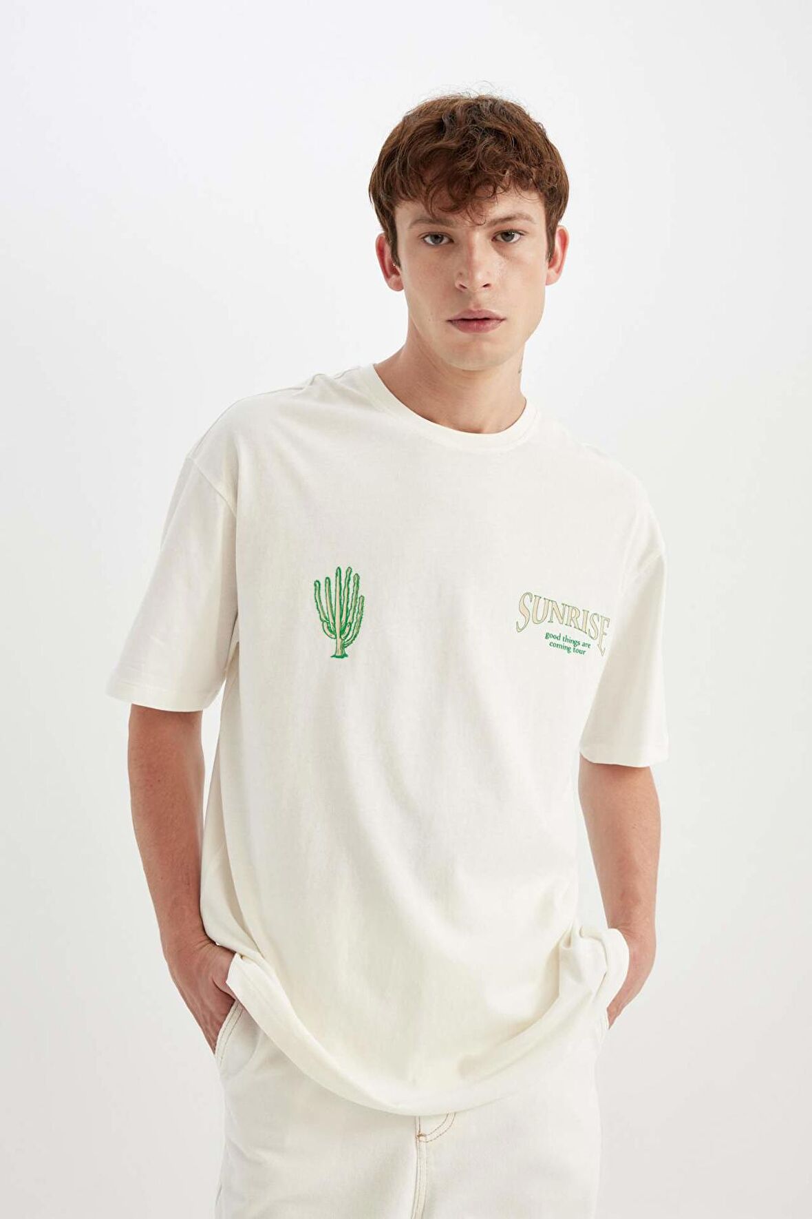 DeFacto %100 Pamuk Comfort Regular Fit Rahat Kesim Bisiklet Yaka Sırt Baskılı Kısa Kollu Tişört B8488AX24AUER105