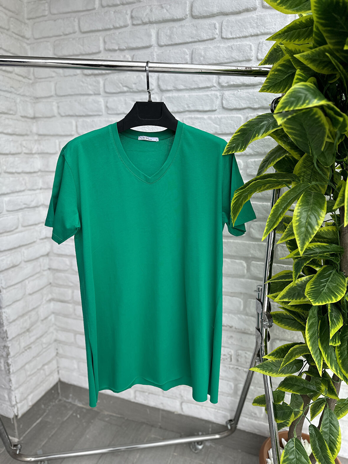 Kadın V Yaka Yırtmaçlı Büyük Beden T-shirt 1199-22