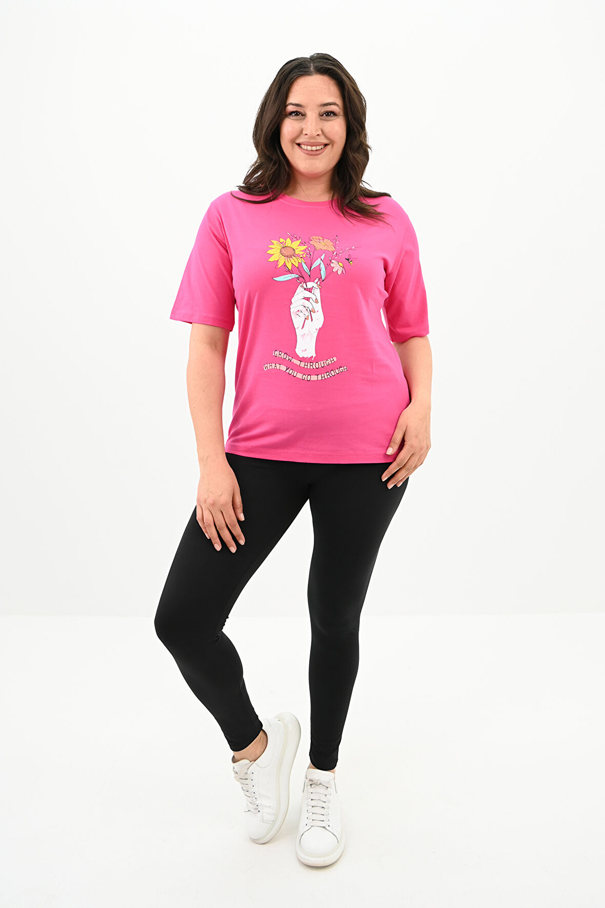 Kadın Büyük Beden Çiçek Tutan El Baskılı T-Shirt 1574-23