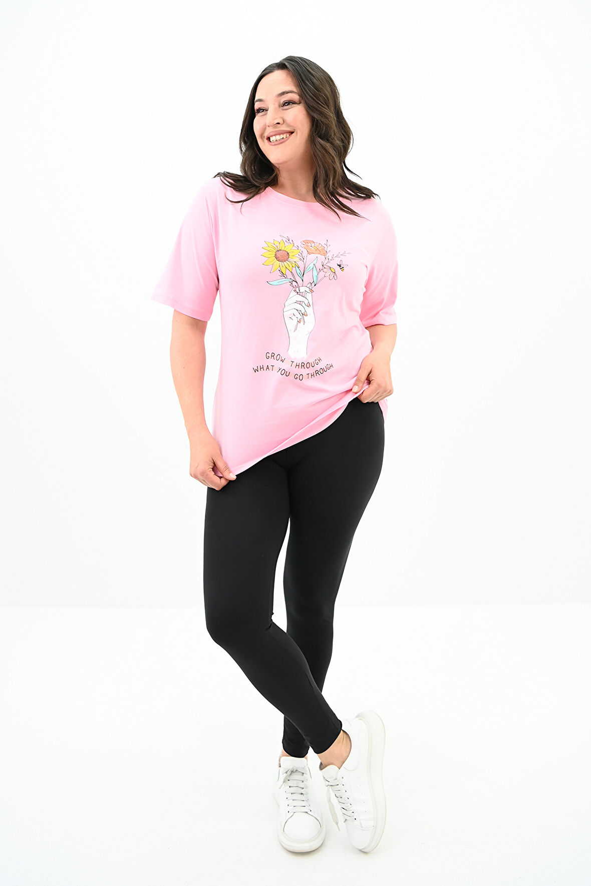 Kadın Büyük Beden Çiçek Tutan El Baskılı T-Shirt 1574-23