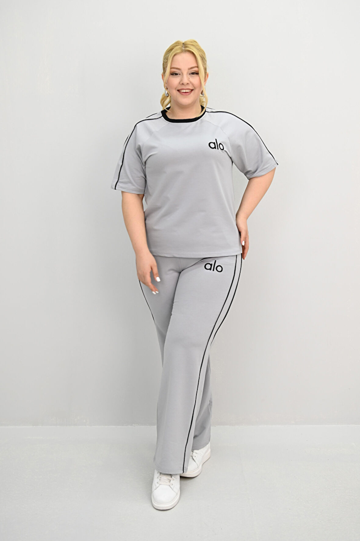 Kadın Büyük Beden Kısa Kollu Nakış İşleme Detaylı Bol Paça Eşofman Takımı 8191-25