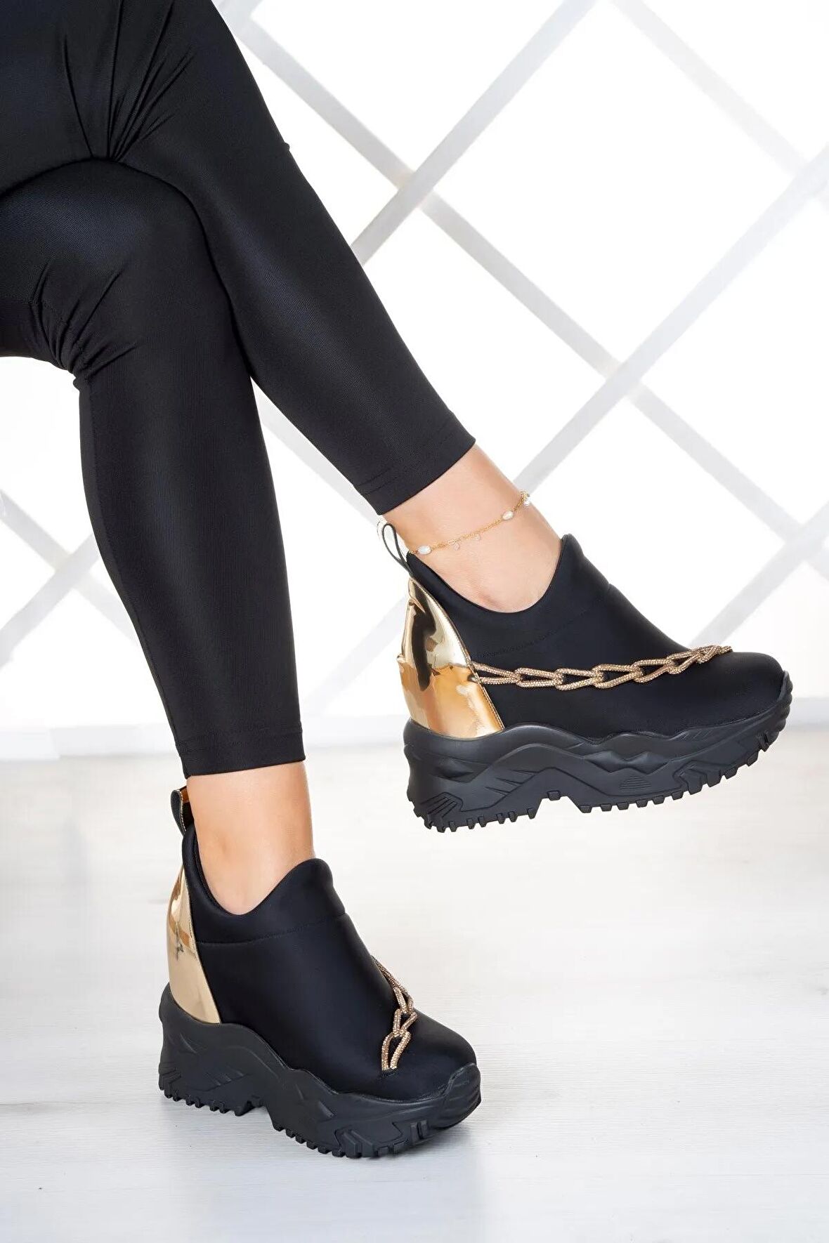 Maggie Siyah Streç Altın Zincirli Gizli Dolgu Spor Ayakkabı