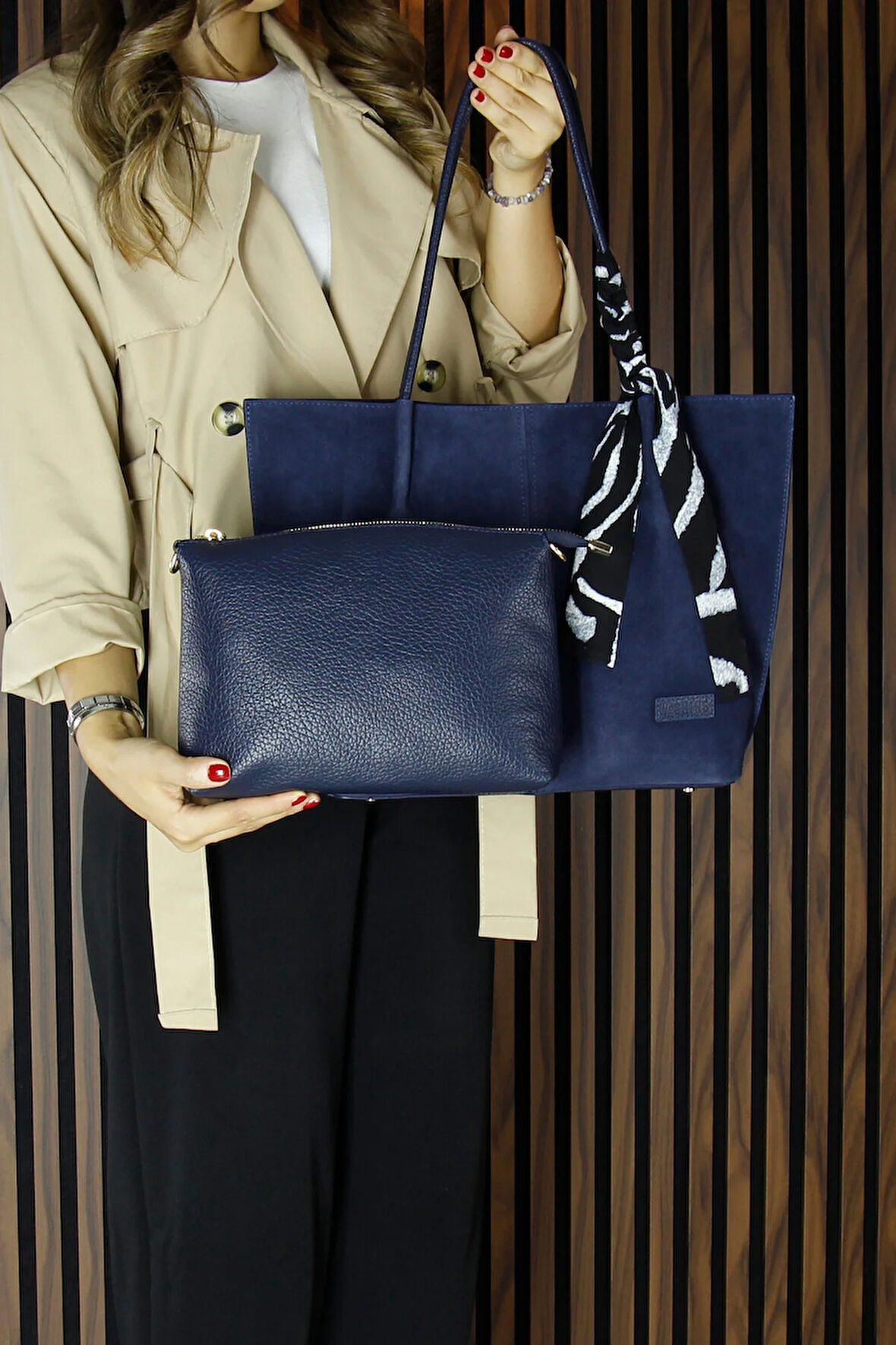 Lacivert Hakiki Dana Süet Manyetik Kapaklı Büyük Boy Günlük Omuz Çantası ve Askılı El Çantası